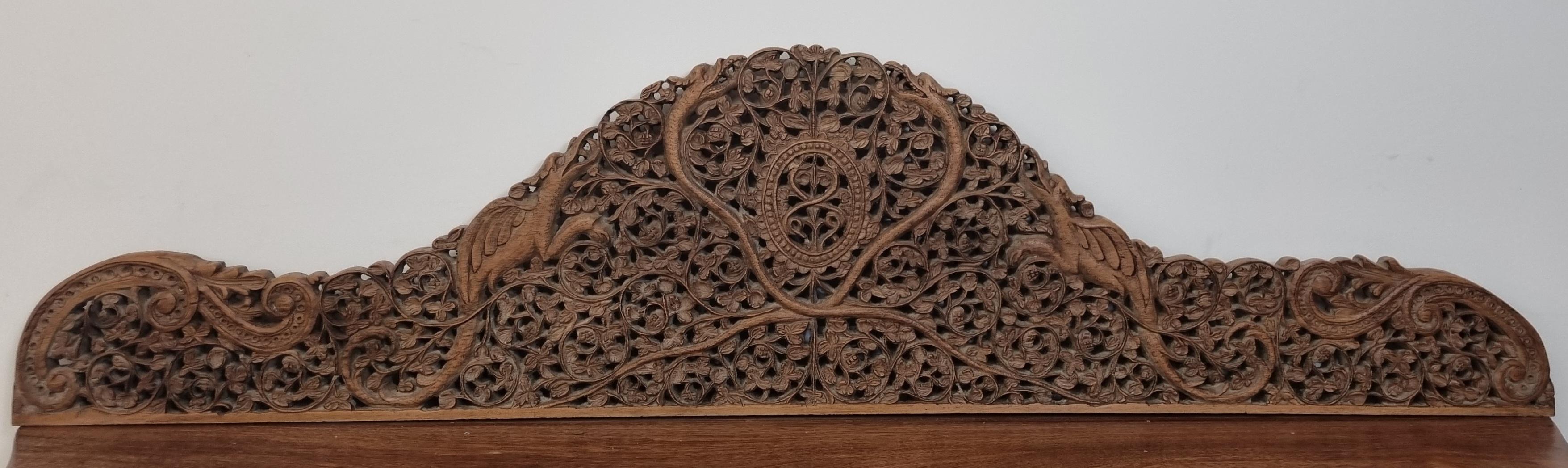 Indien Cabinet sculpté anglo-indien / birman du 19e siècle en vente
