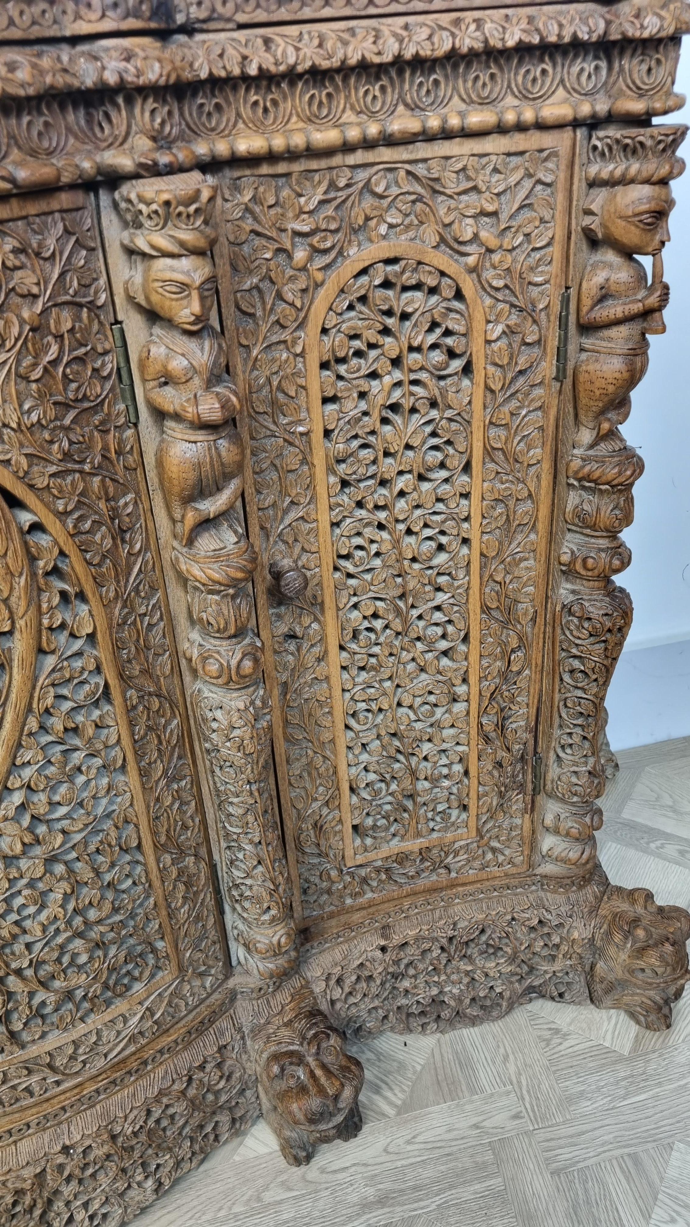 Sculpté à la main Cabinet sculpté anglo-indien / birman du 19e siècle en vente