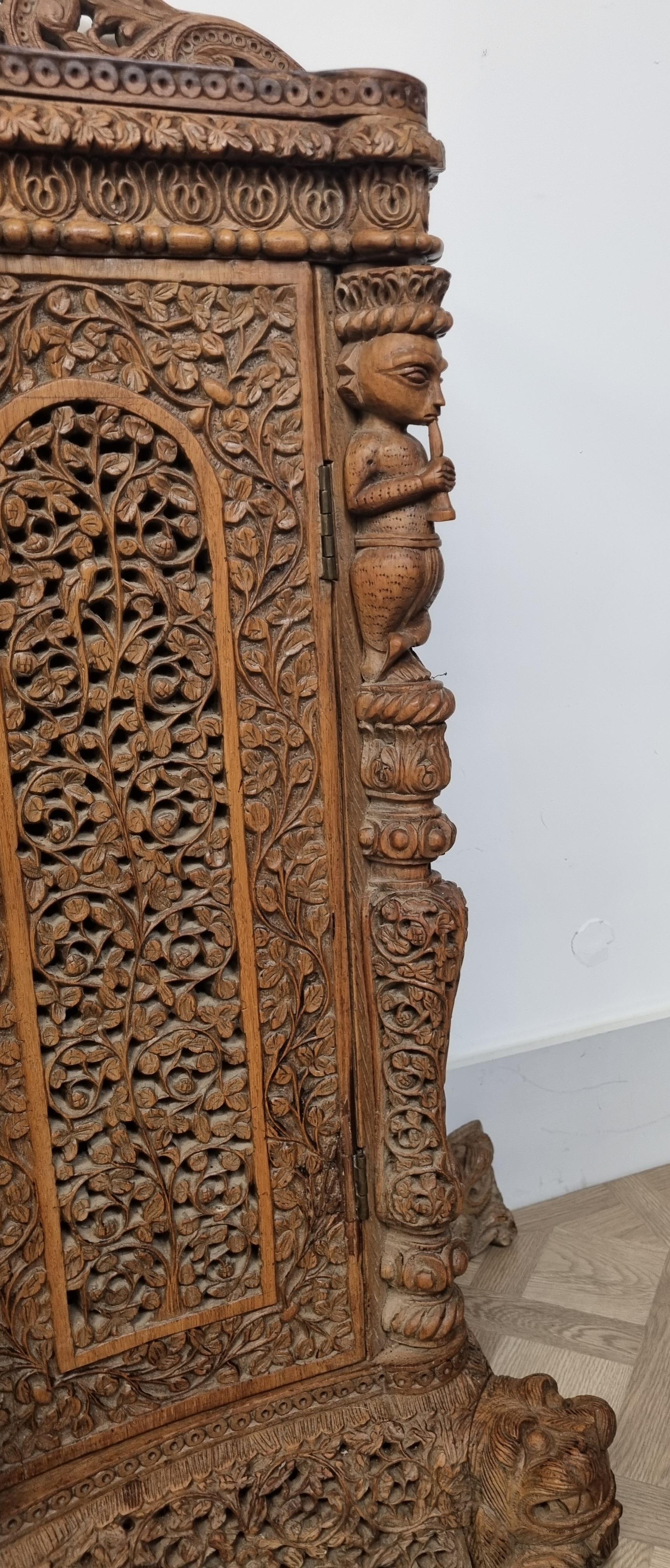 Cabinet sculpté anglo-indien / birman du 19e siècle Bon état - En vente à Hoddesdon, GB