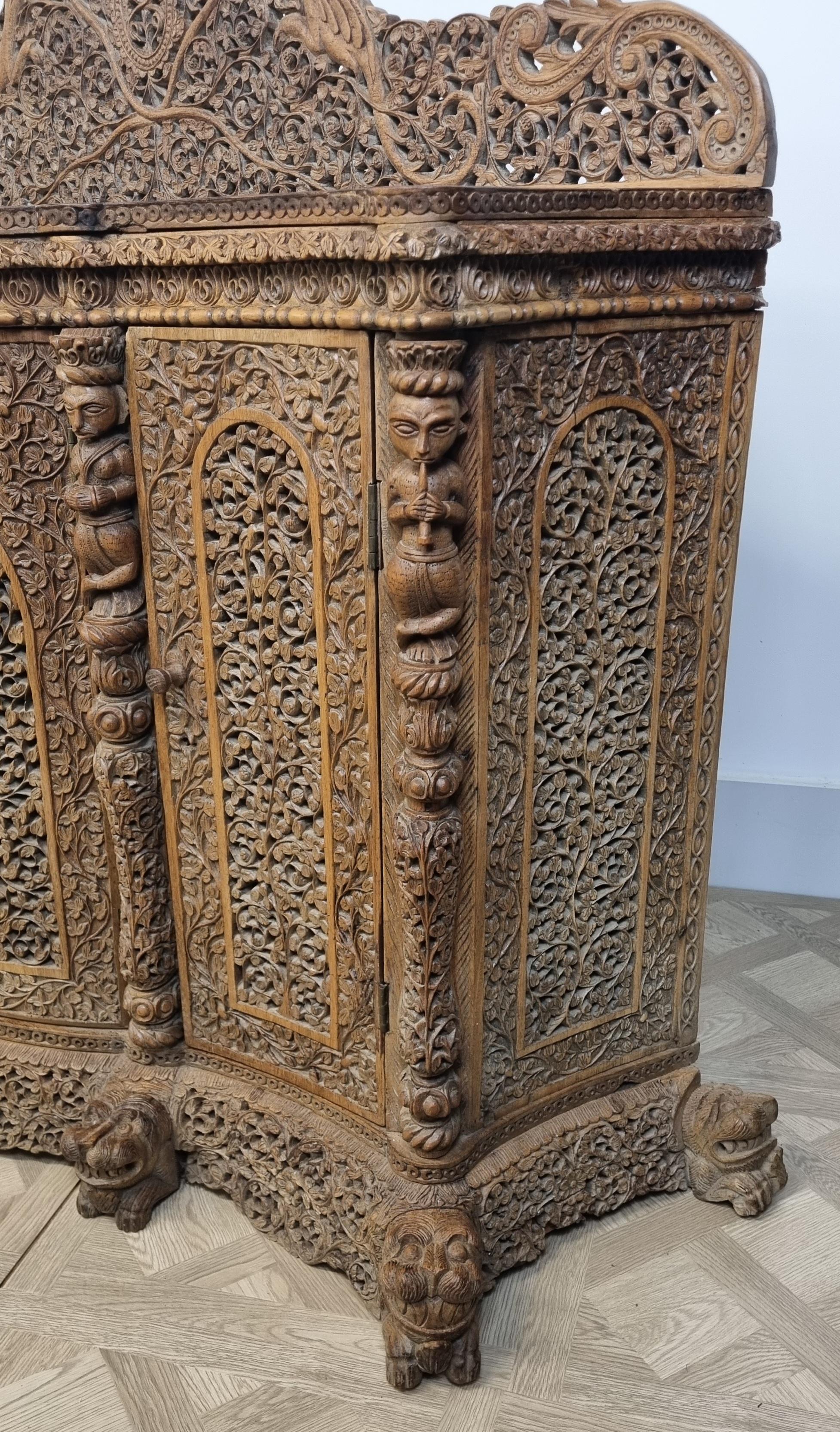 Fin du XIXe siècle Cabinet sculpté anglo-indien / birman du 19e siècle en vente