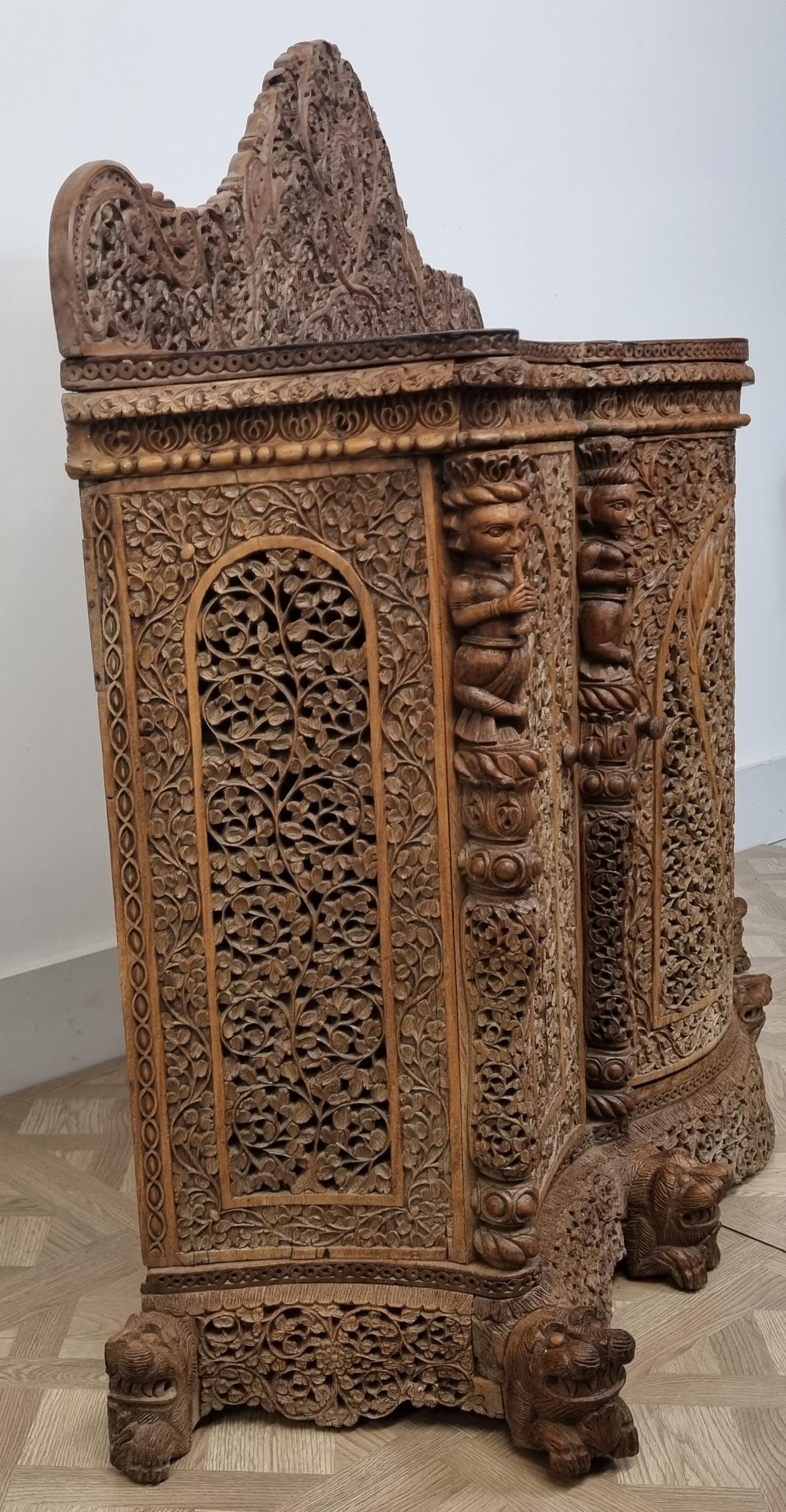 Teck Cabinet sculpté anglo-indien / birman du 19e siècle en vente