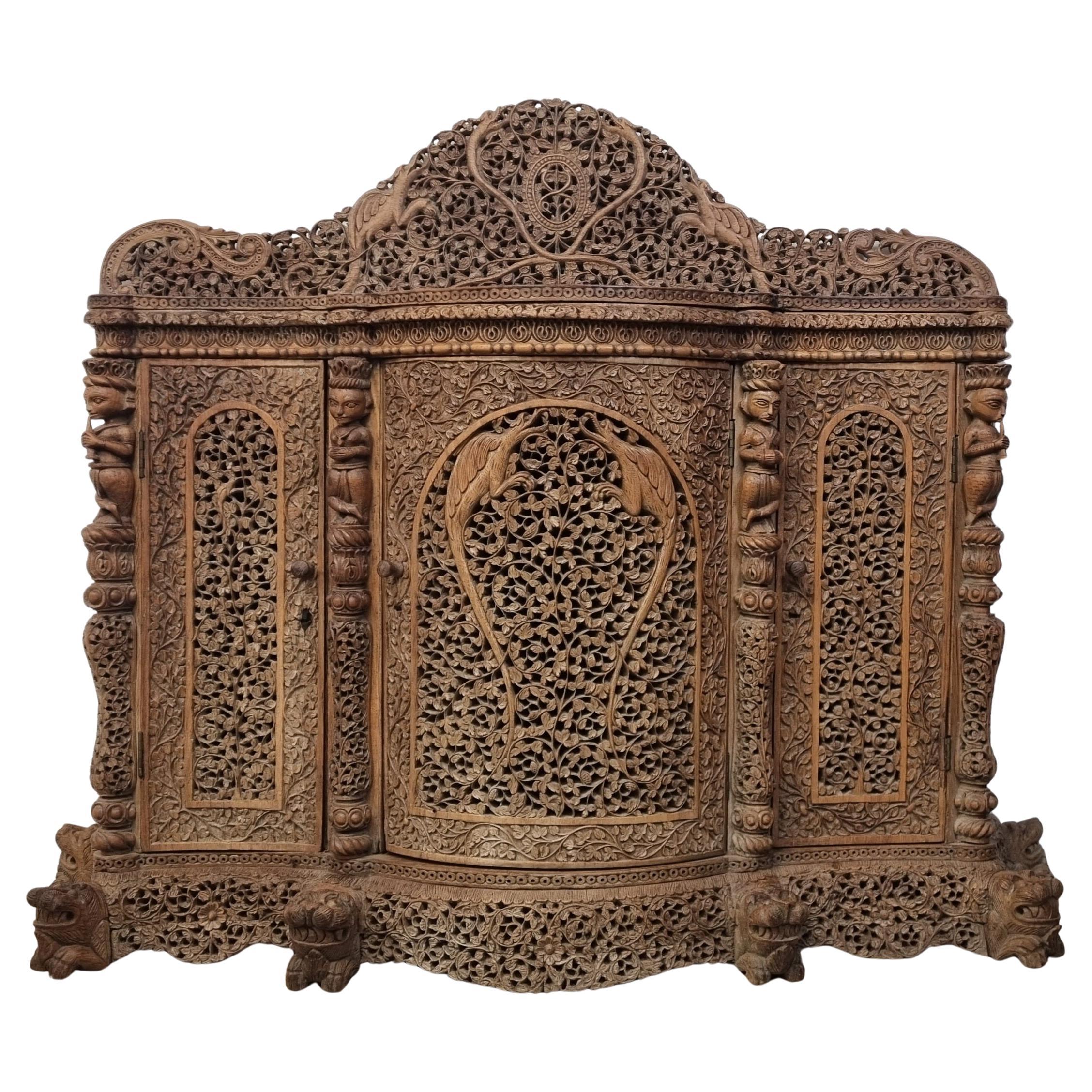 Cabinet sculpté anglo-indien / birman du 19e siècle en vente
