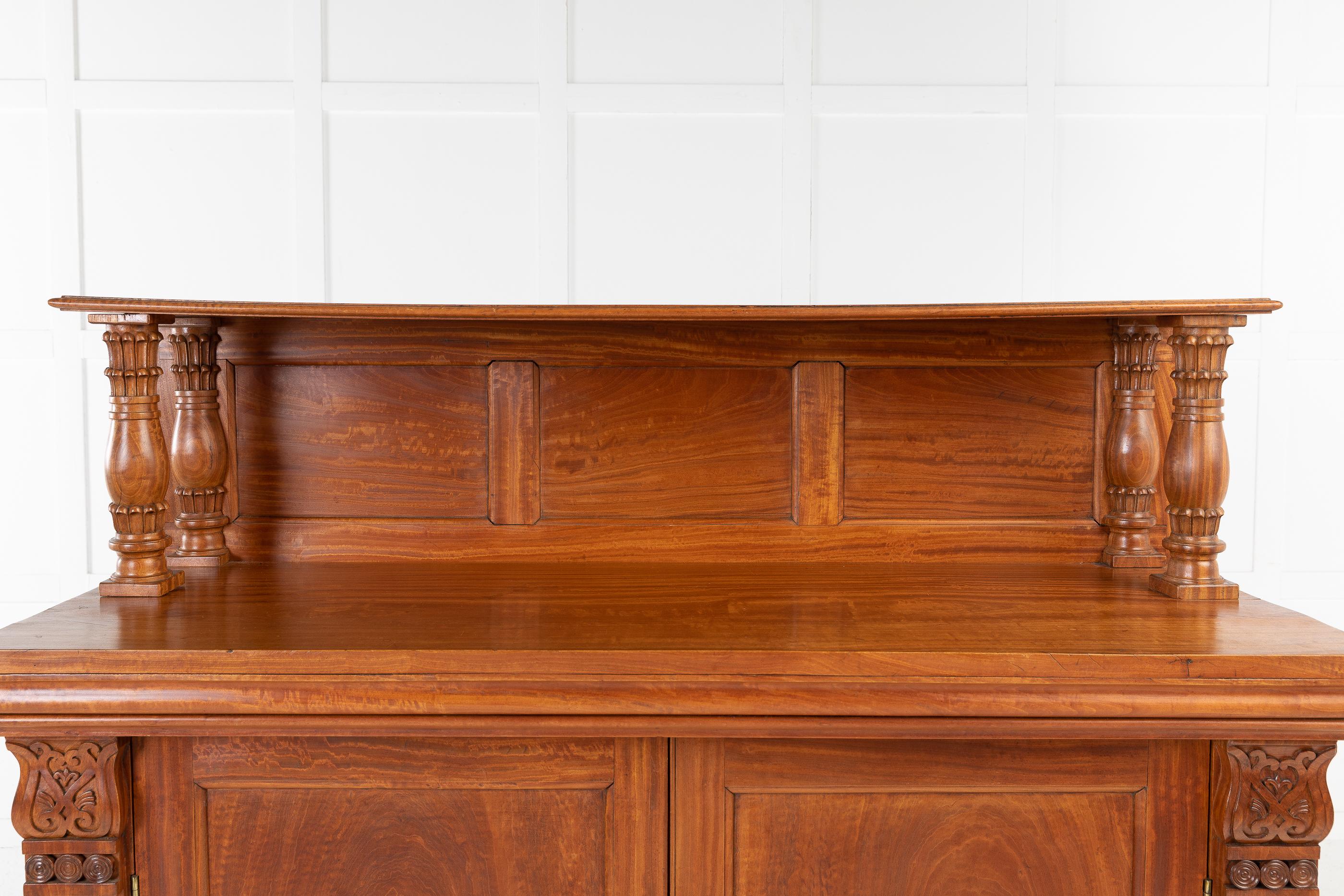 Superbe et rare armoire anglo-indienne du 19ème siècle avec des détails sculptés de grande qualité. Le meilleur bois de satin massif disponible a été choisi pour fabriquer ce meuble, même les planches arrière sont en satin de la meilleure qualité.