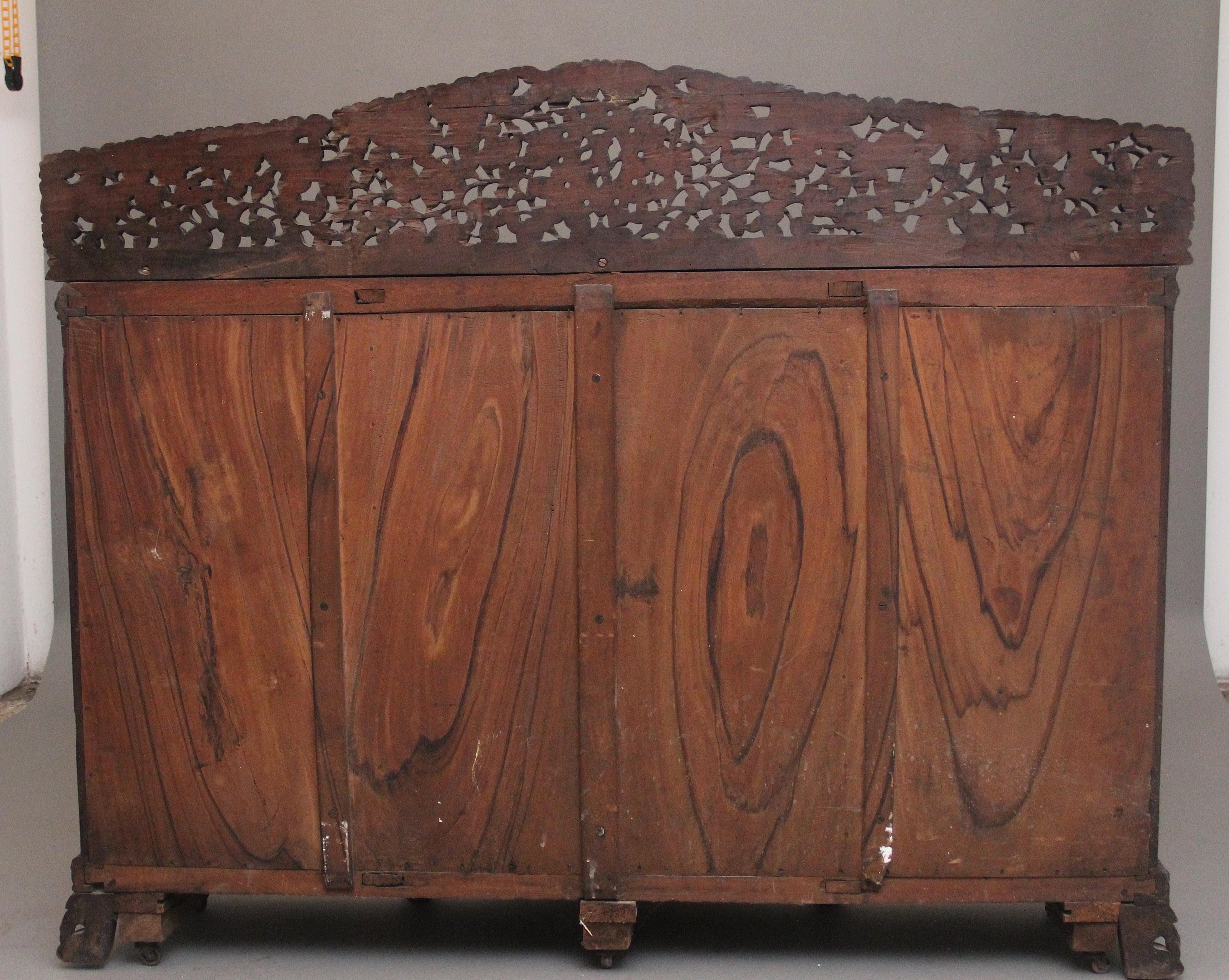 Armoire sculptée anglo-indienne du 19ème siècle en vente 4