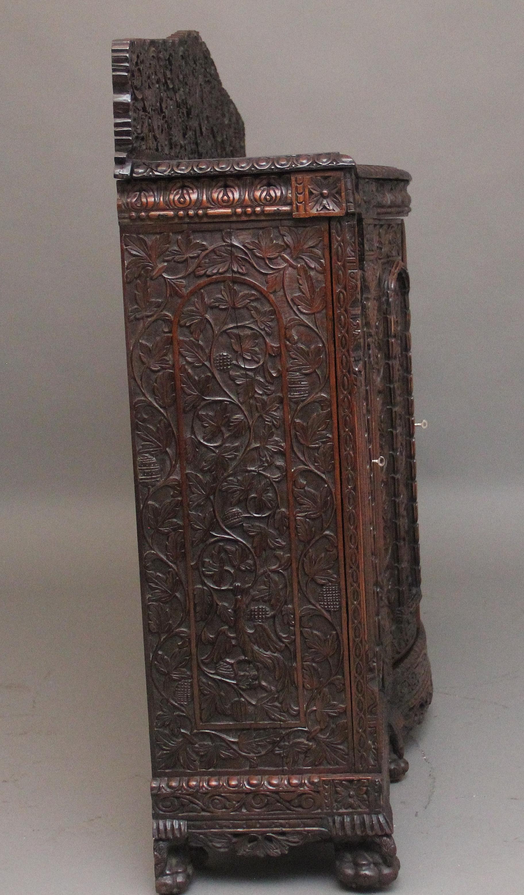 Armoire sculptée anglo-indienne du 19ème siècle en vente 5