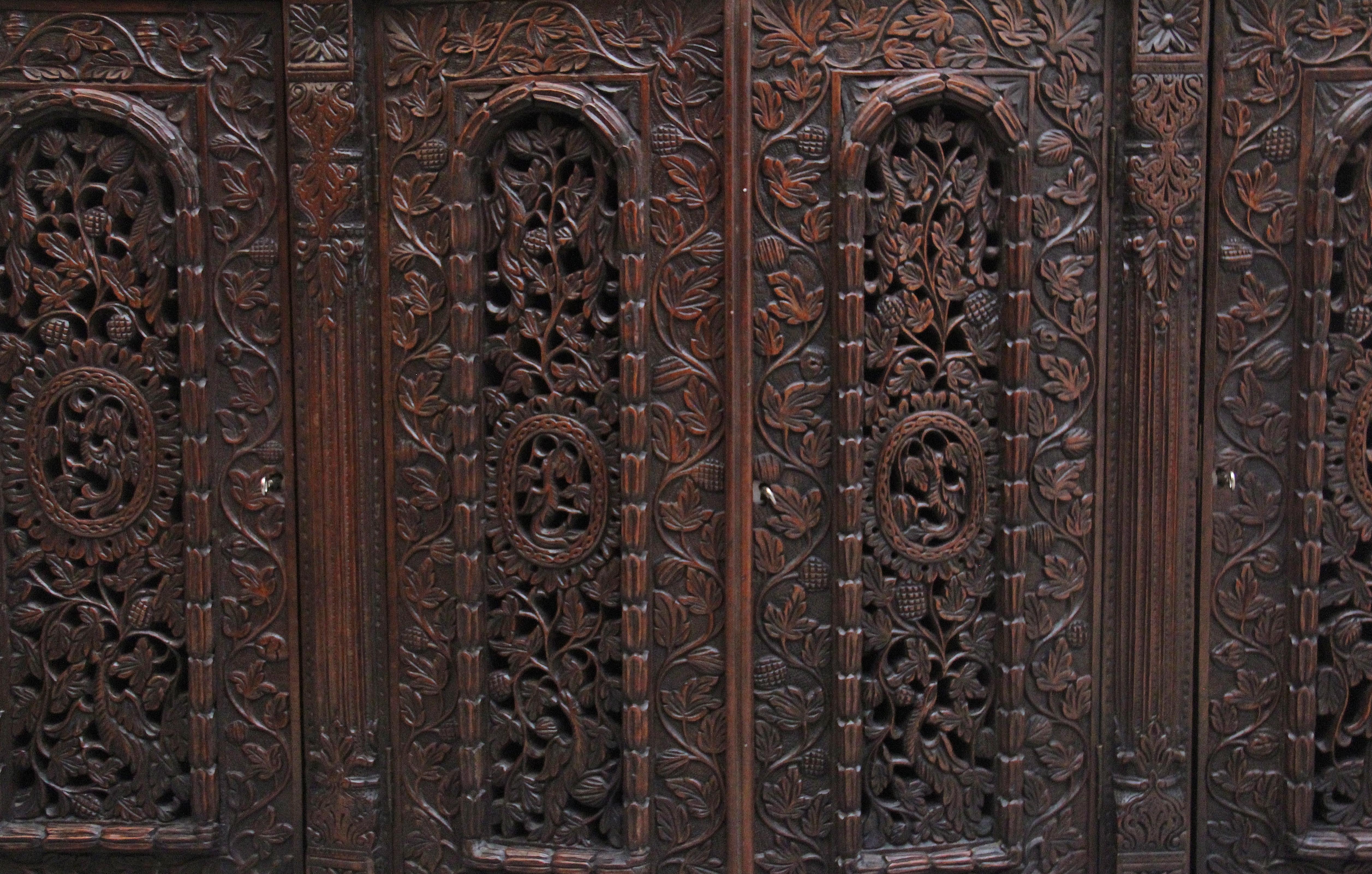 Armoire sculptée anglo-indienne du 19ème siècle en vente 6