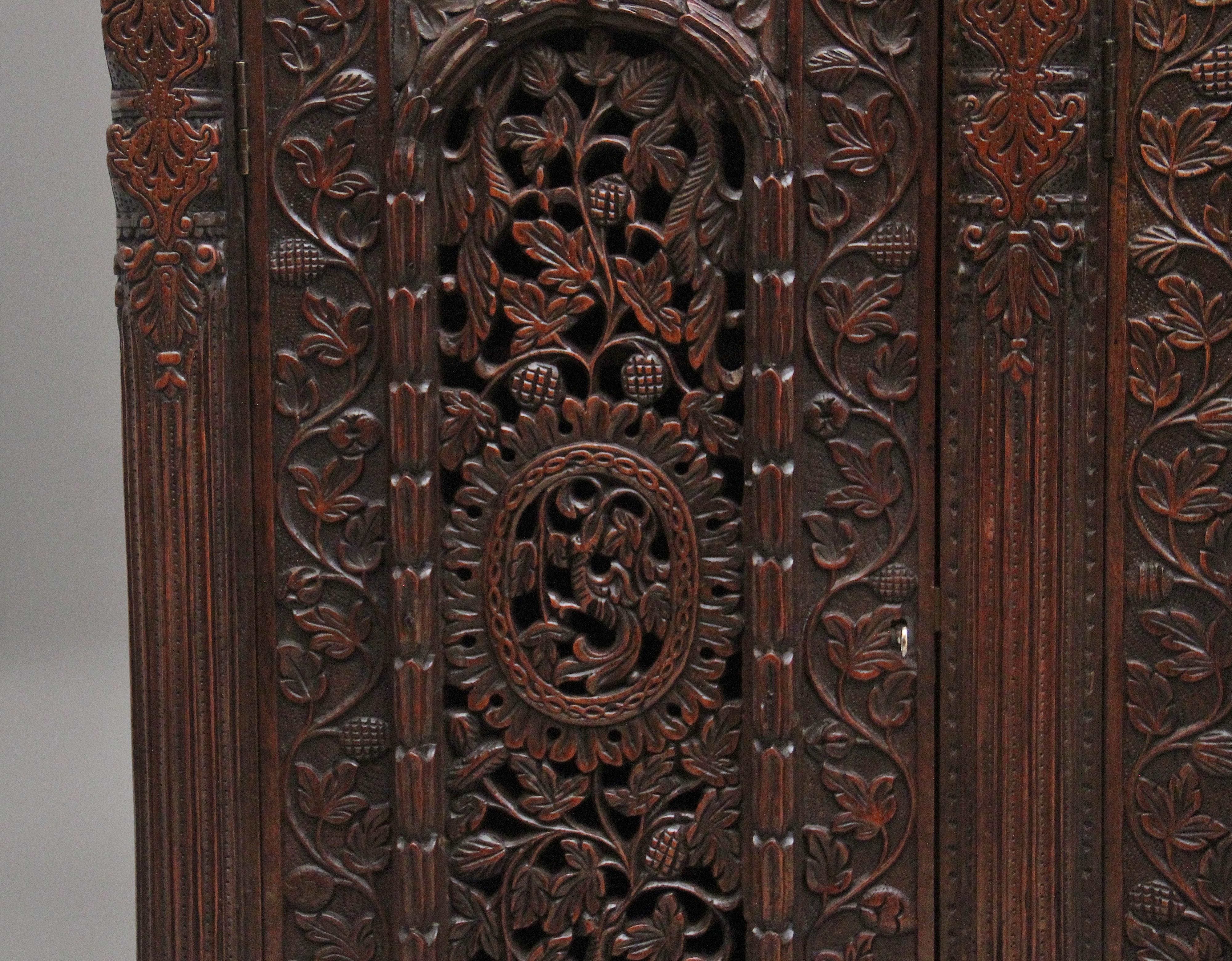 Armoire sculptée anglo-indienne du 19ème siècle en vente 7