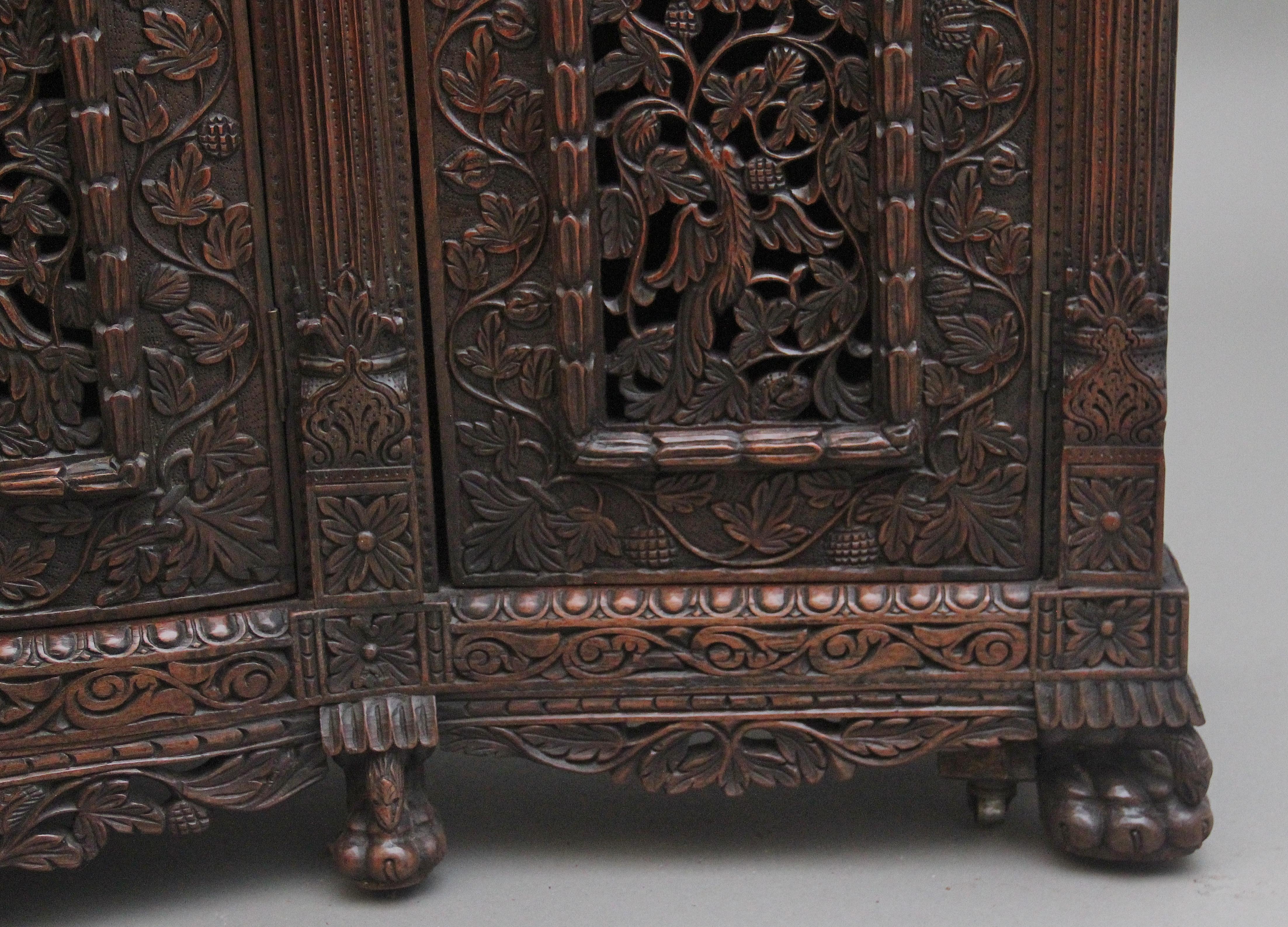 Armoire sculptée anglo-indienne du 19ème siècle en vente 8