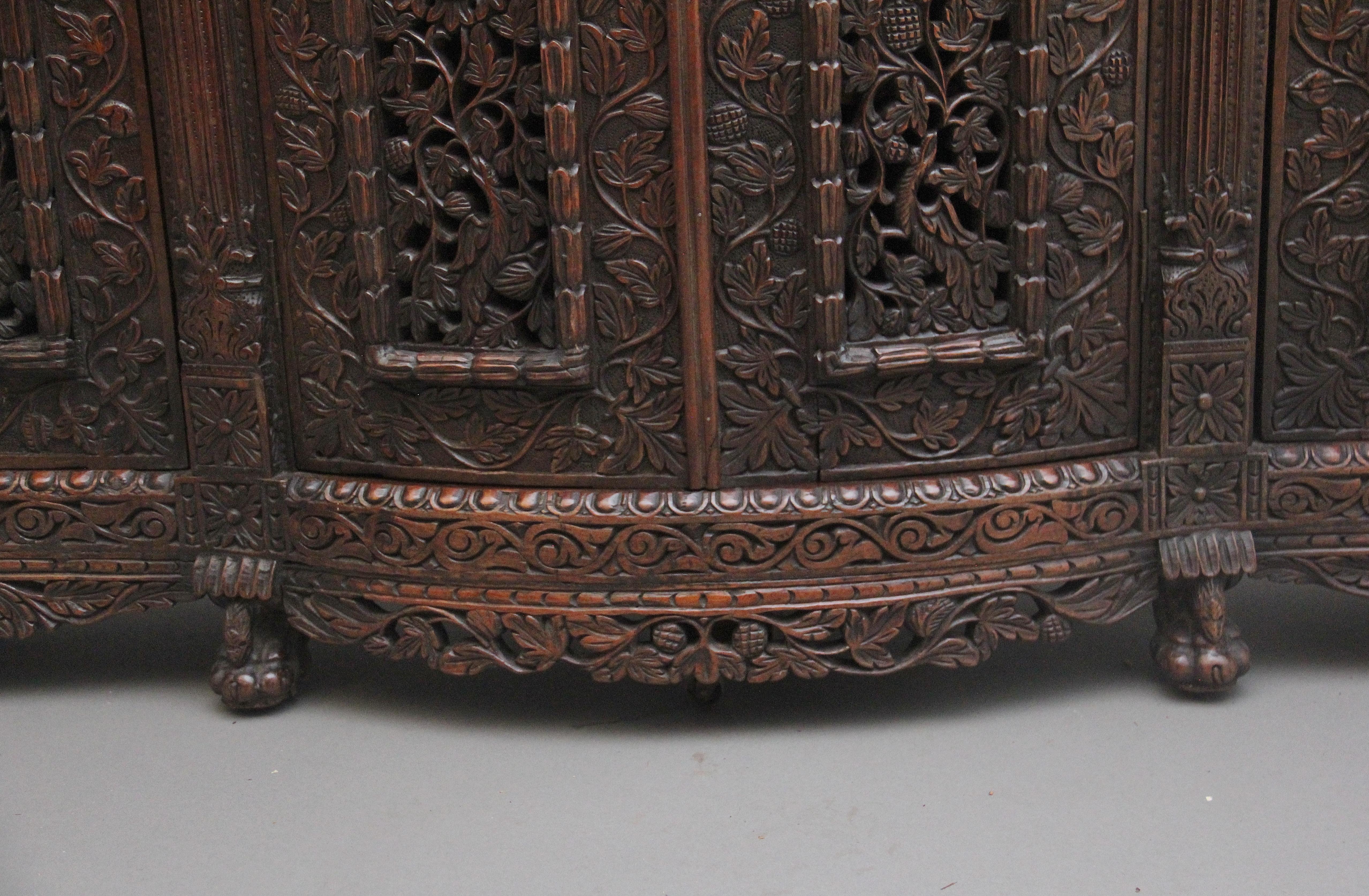 Armoire sculptée anglo-indienne du 19ème siècle en vente 9