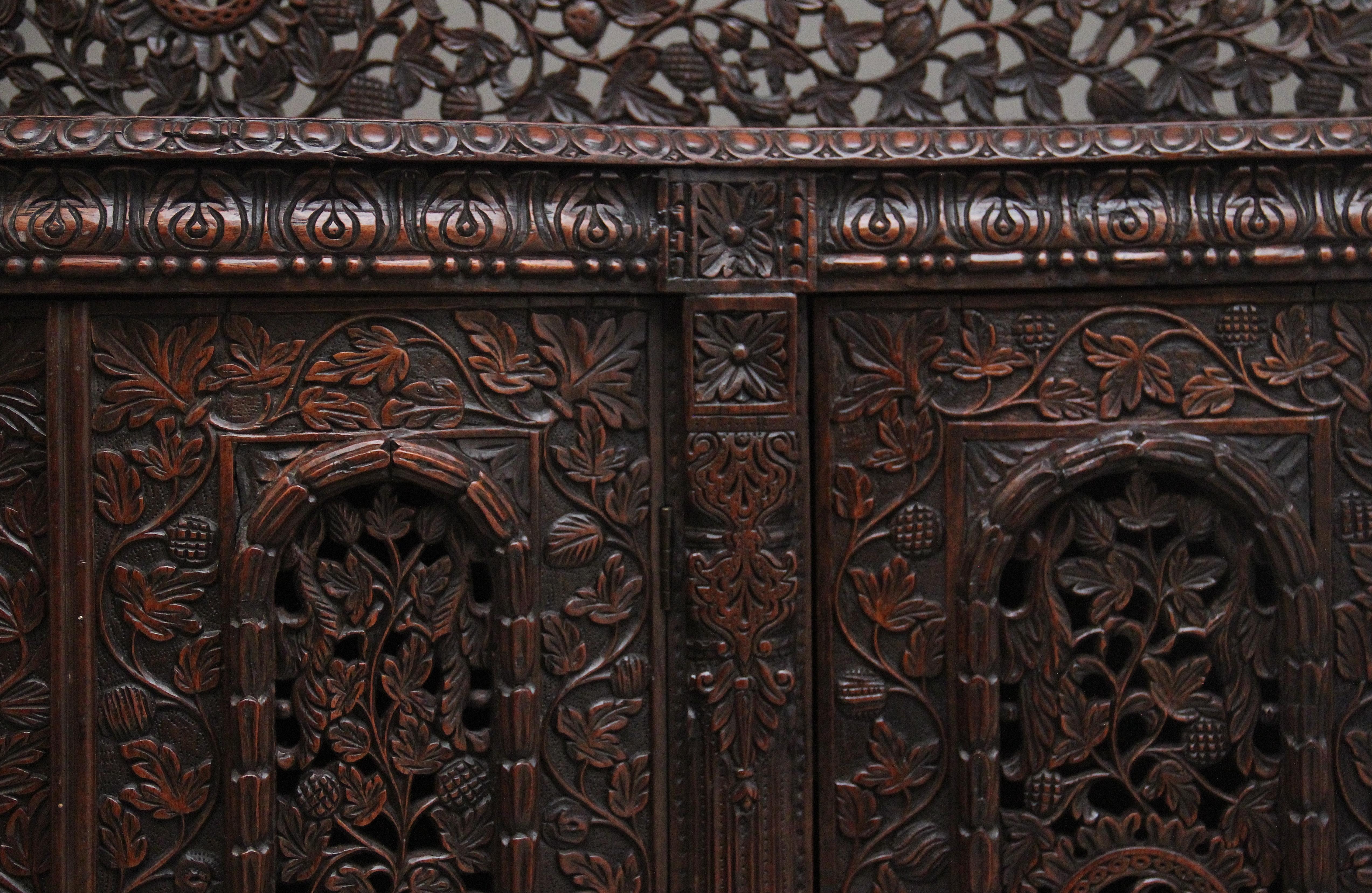 Armoire sculptée anglo-indienne du 19ème siècle en vente 10