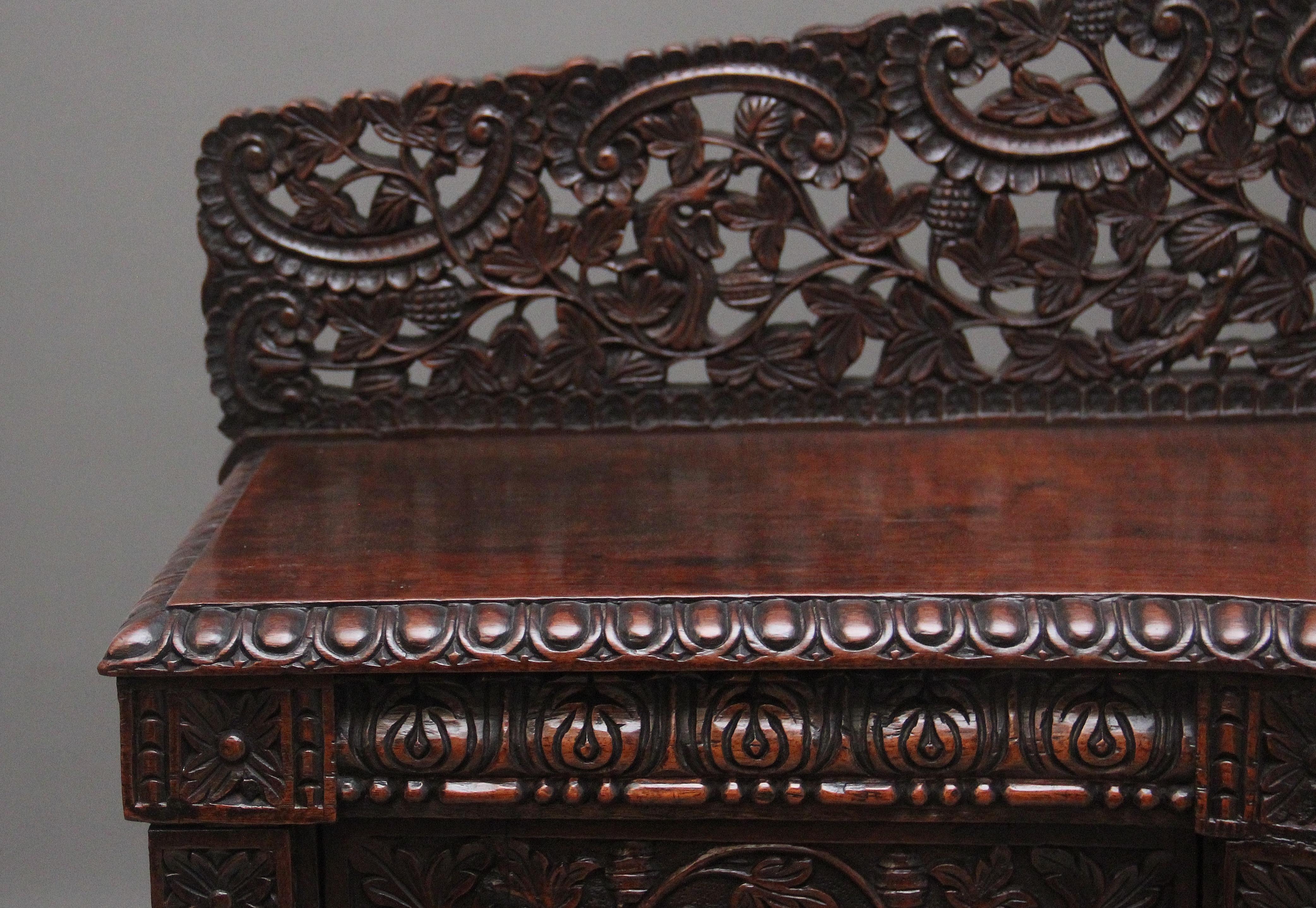 Armoire sculptée anglo-indienne du 19ème siècle en vente 11