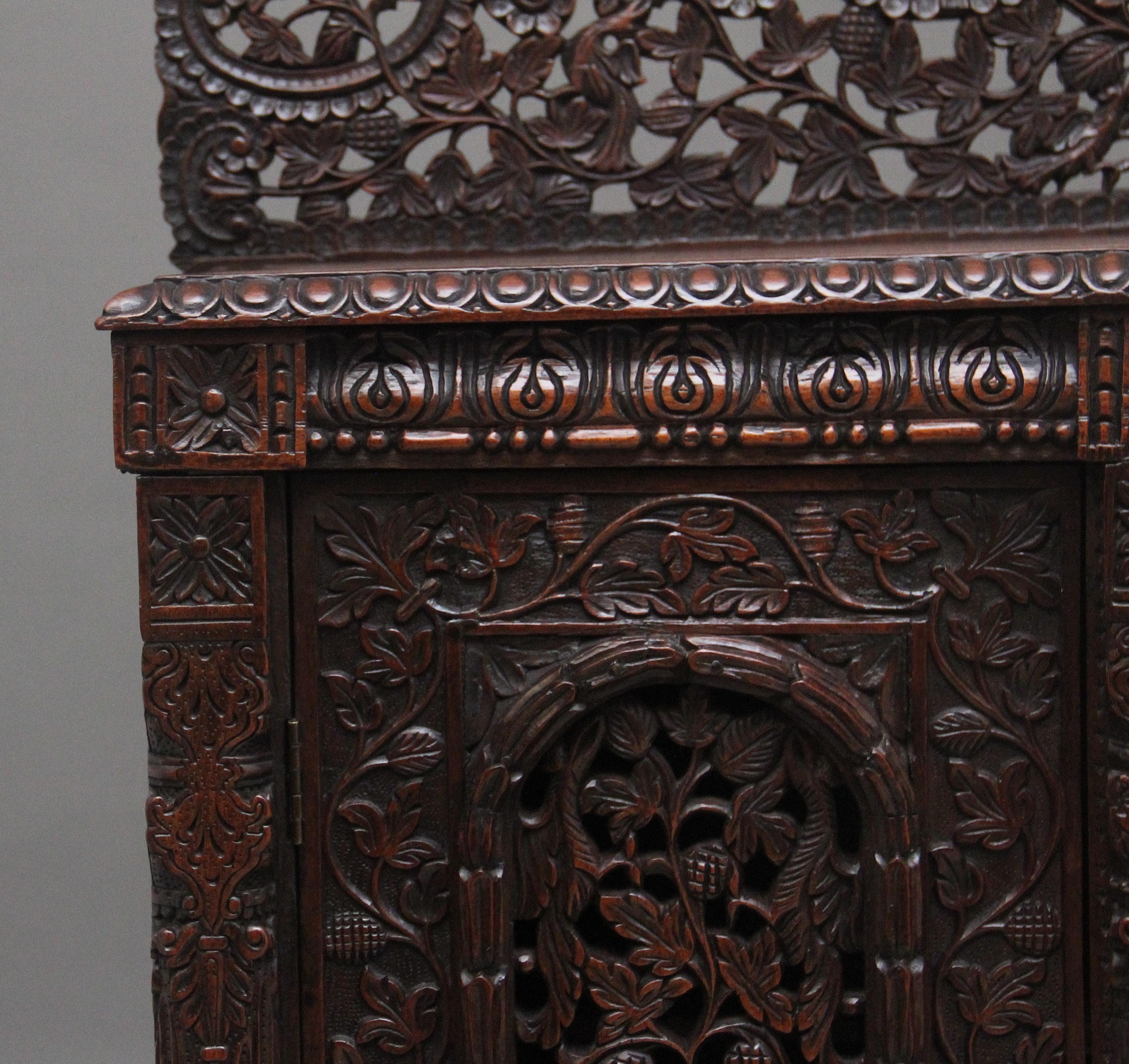 Armoire sculptée anglo-indienne du 19ème siècle en vente 12