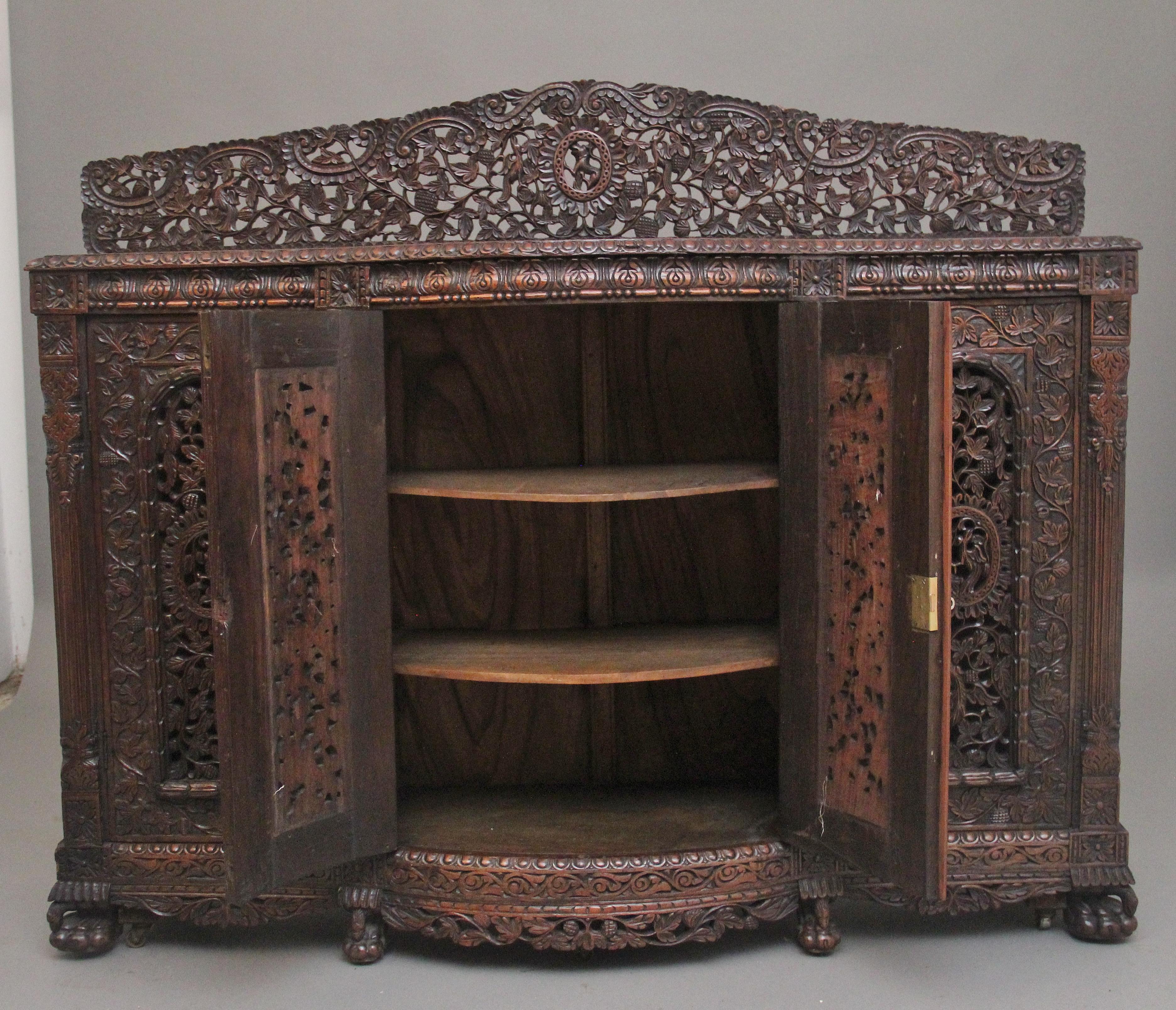 Indien Armoire sculptée anglo-indienne du 19ème siècle en vente