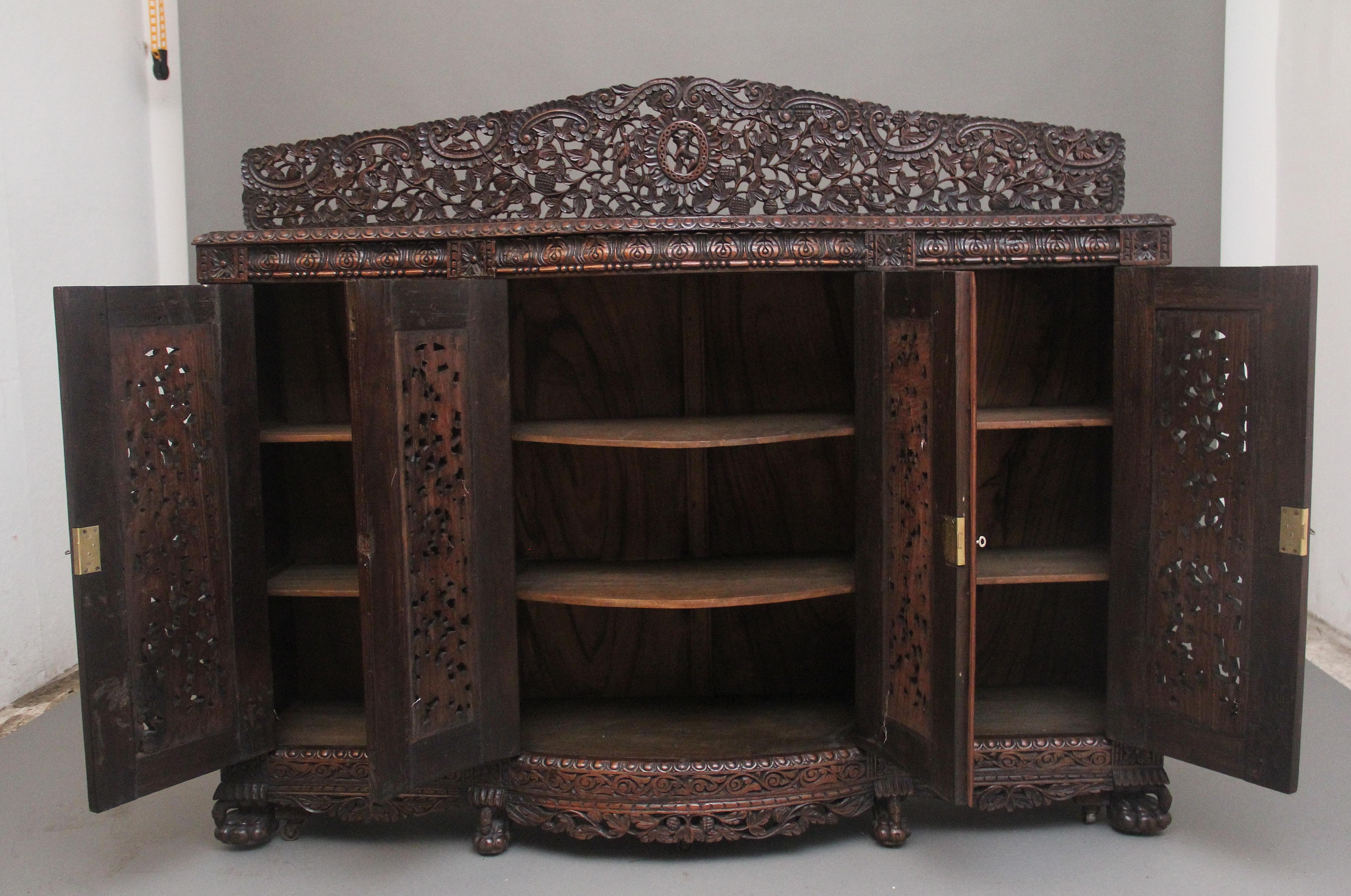 Armoire sculptée anglo-indienne du 19ème siècle Bon état - En vente à Martlesham, GB
