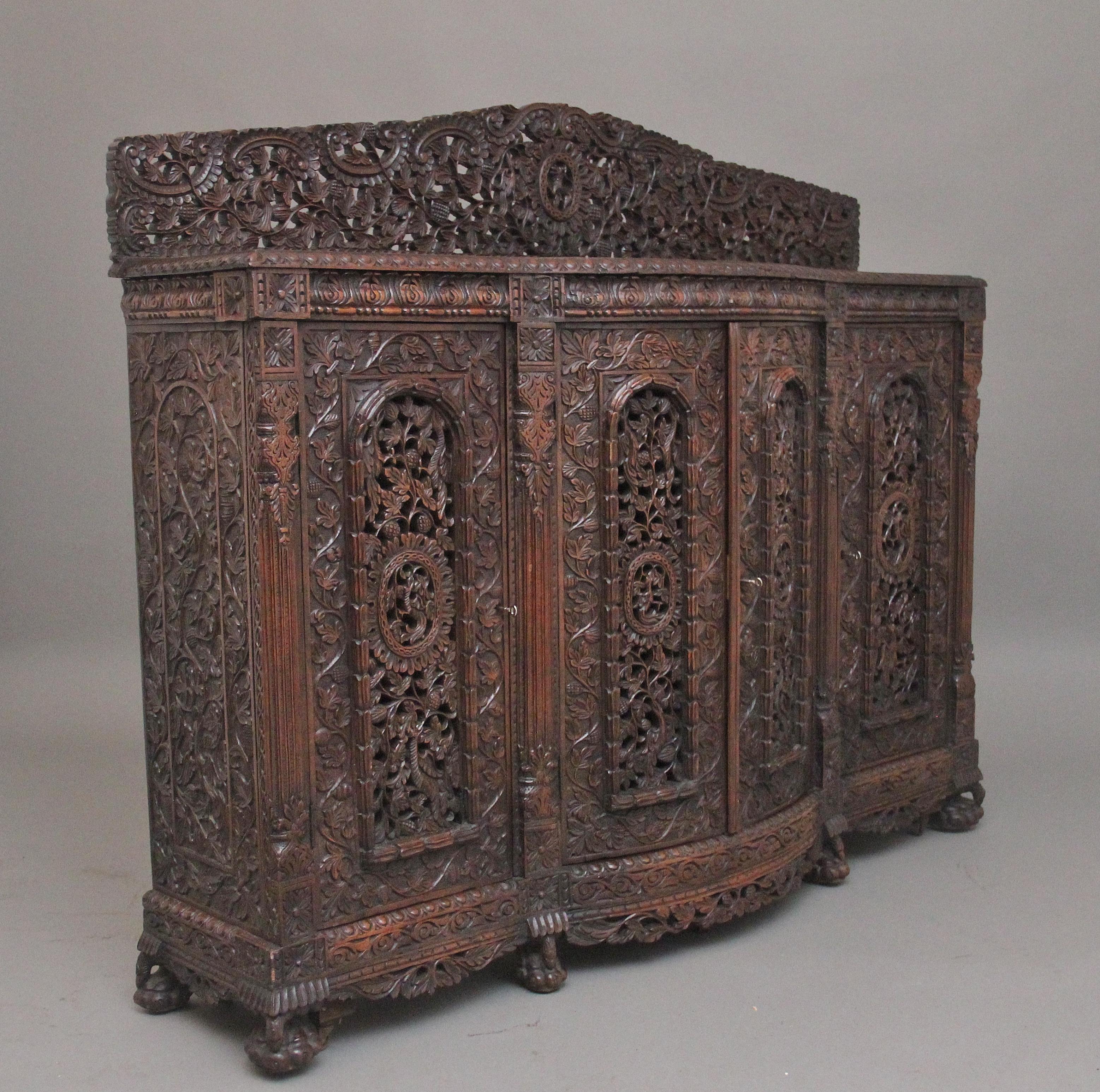 Milieu du XIXe siècle Armoire sculptée anglo-indienne du 19ème siècle en vente