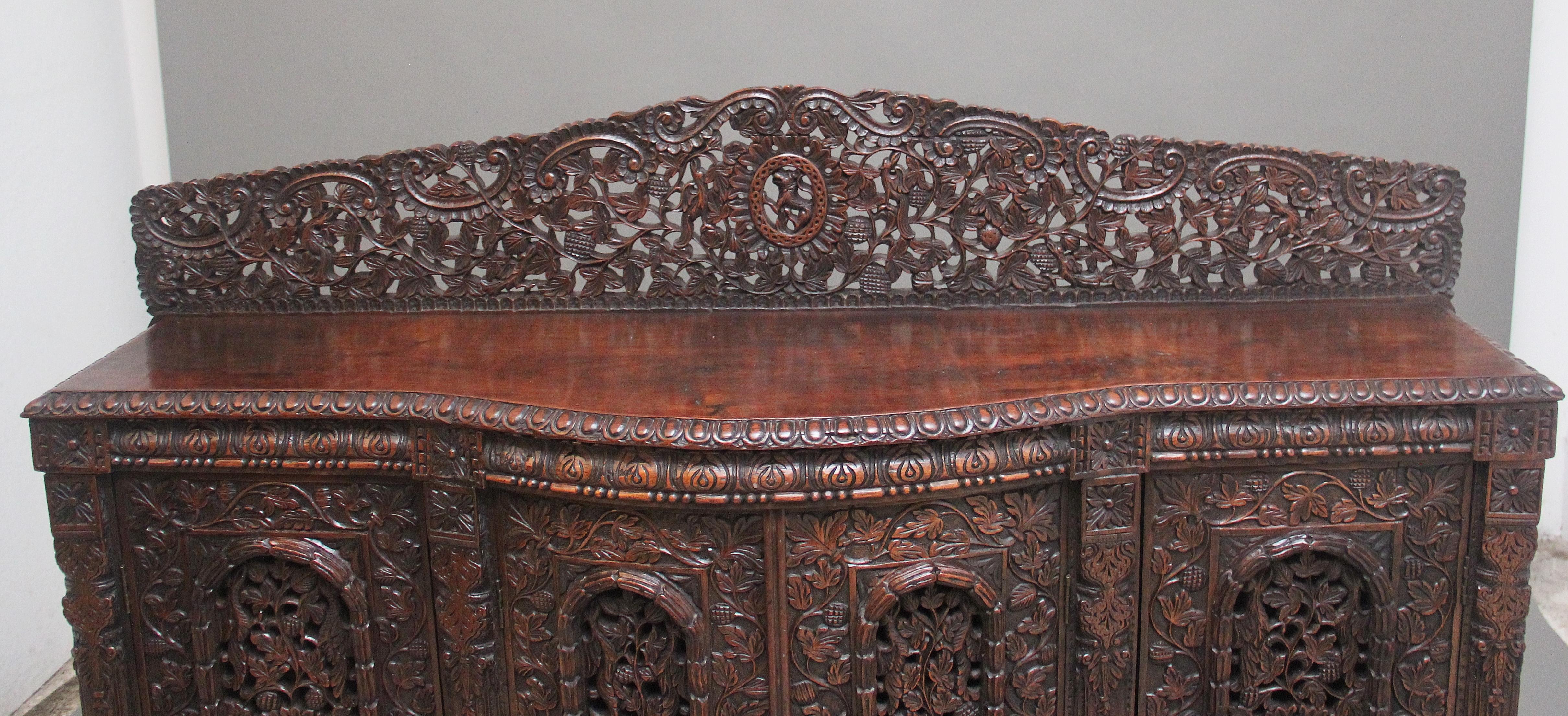 Teck Armoire sculptée anglo-indienne du 19ème siècle en vente