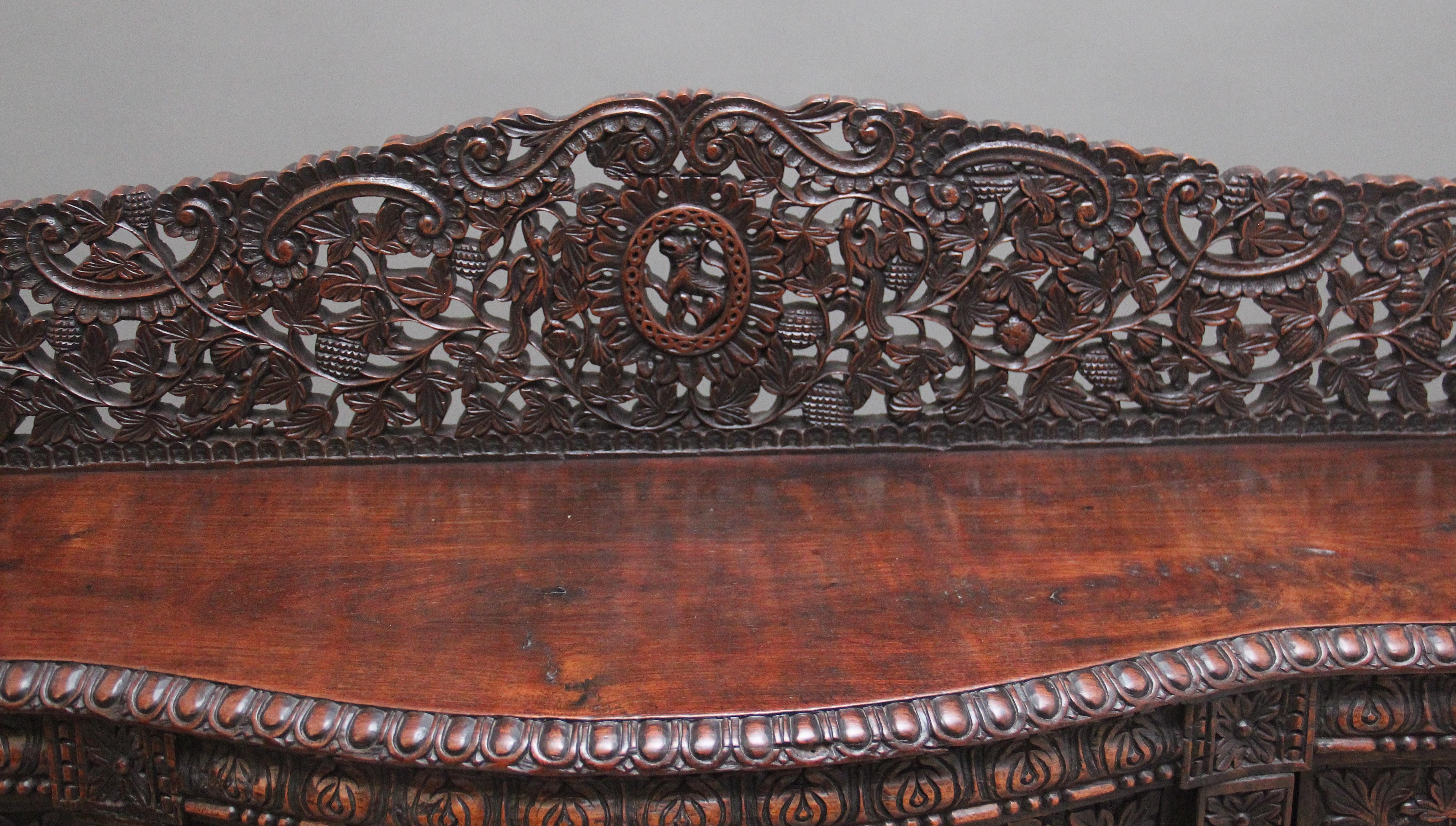 Armoire sculptée anglo-indienne du 19ème siècle en vente 1