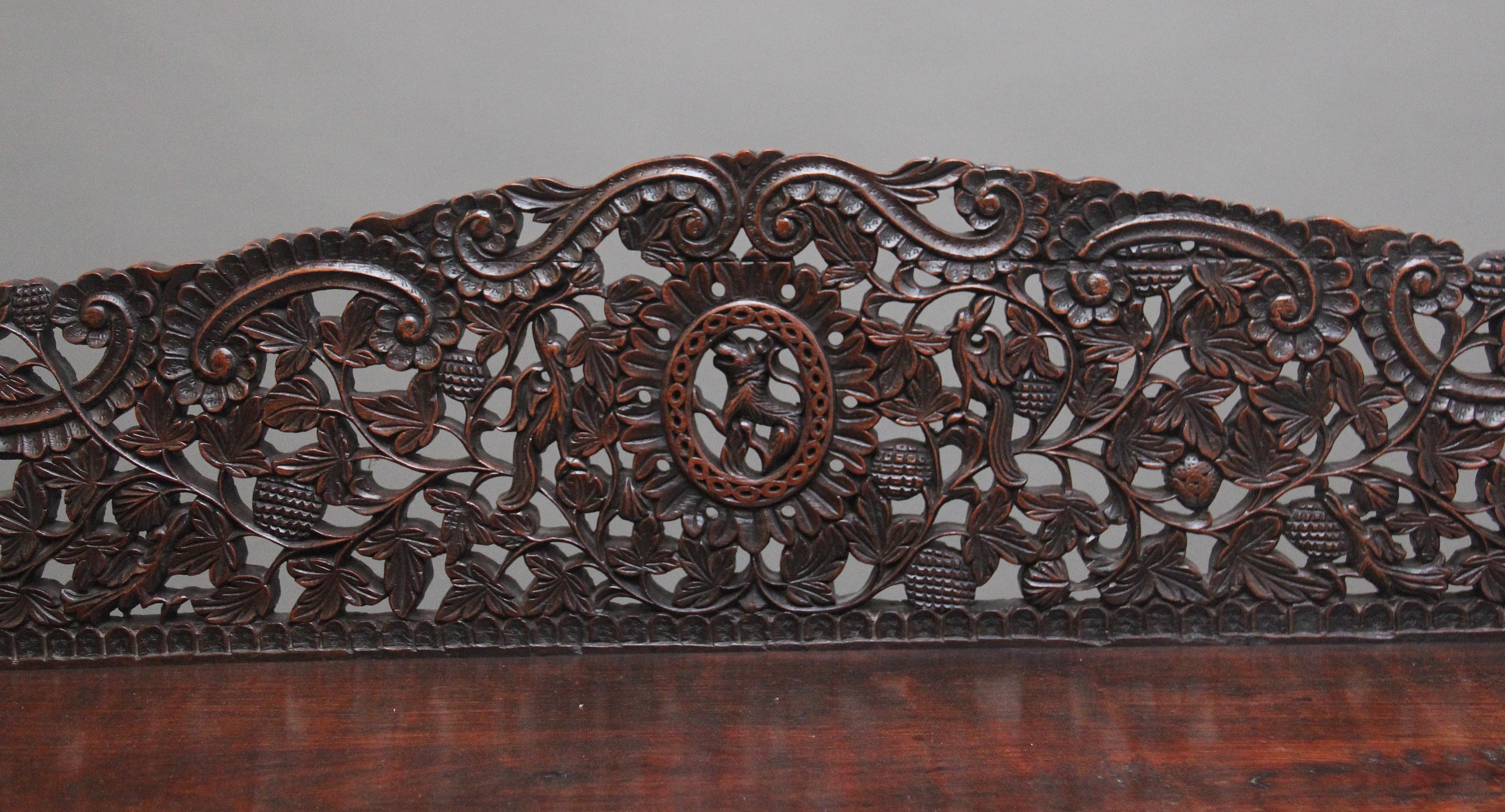 Armoire sculptée anglo-indienne du 19ème siècle en vente 2