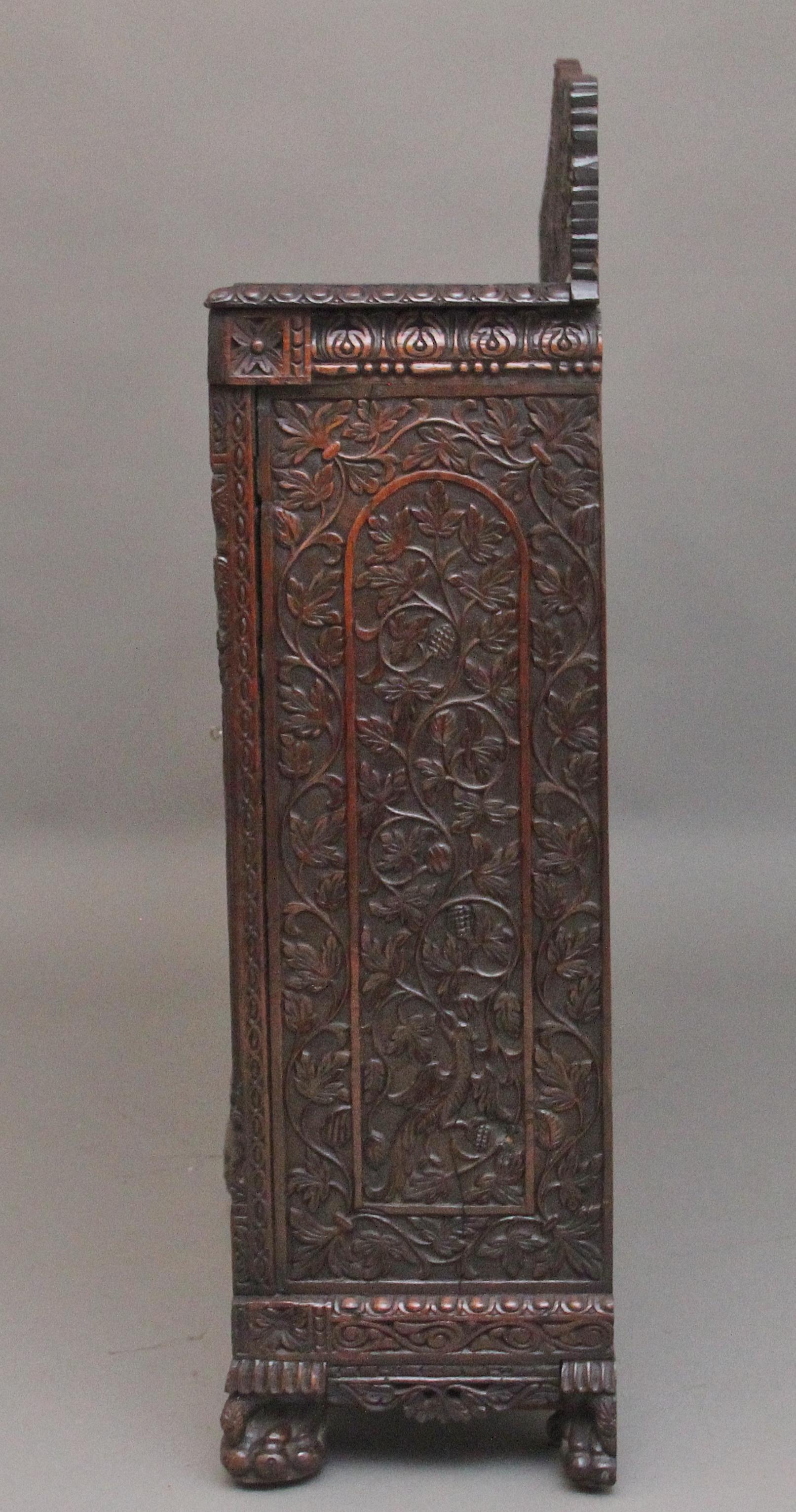 Armoire sculptée anglo-indienne du 19ème siècle en vente 3