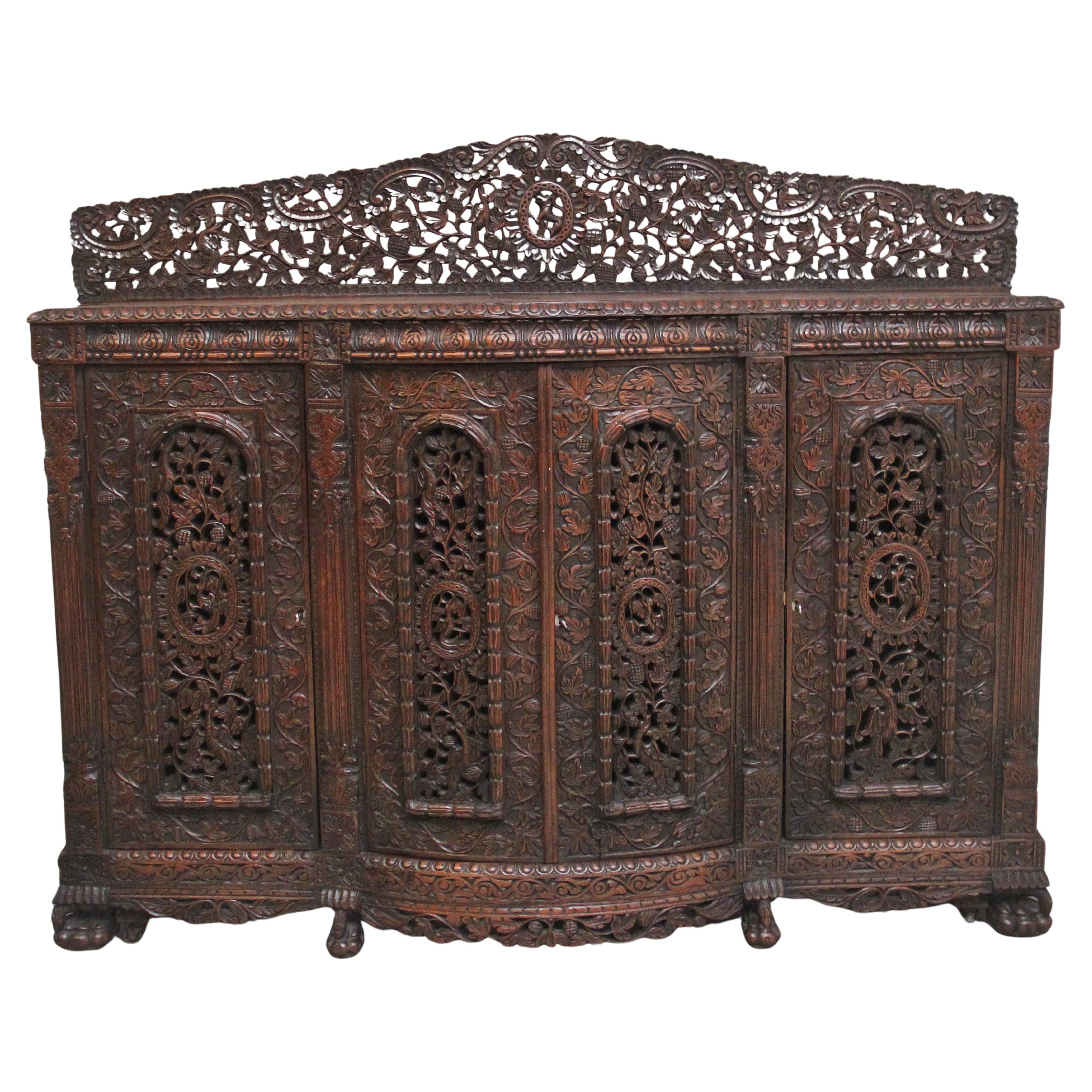 Armoire sculptée anglo-indienne du 19ème siècle