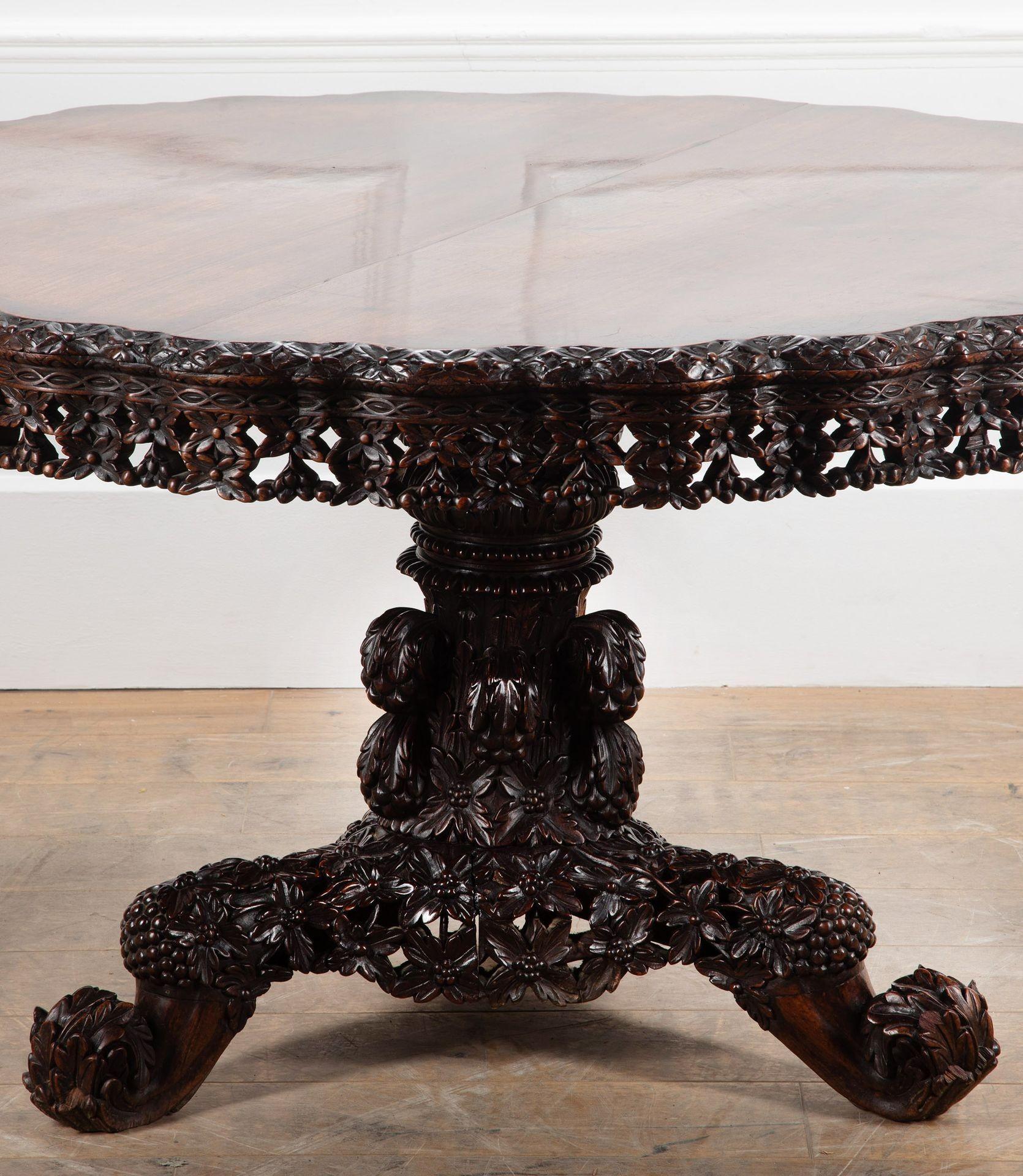 Mesa central tallada angloindia del siglo XIX.
Fabricado con maderas de Padouk, profusamente tallado en todo su contorno y a gran escala.
Alrededor de 1820.