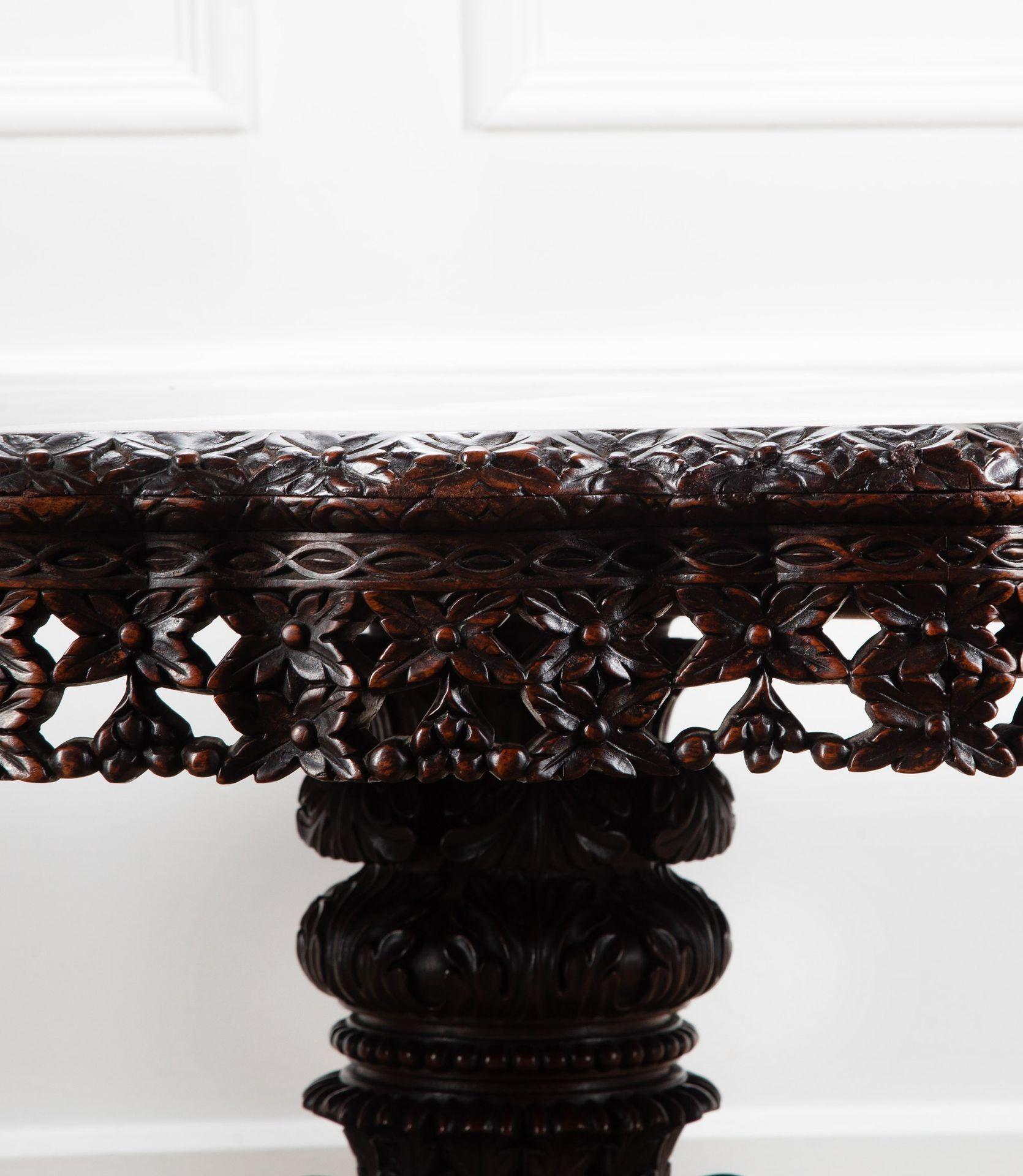 Mesa de centro tallada angloindia del siglo XIX principios del siglo XIX en venta