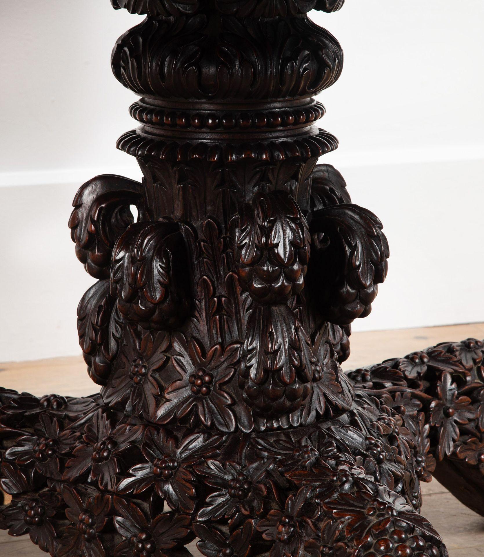 Mesa de centro tallada angloindia del siglo XIX en venta 1