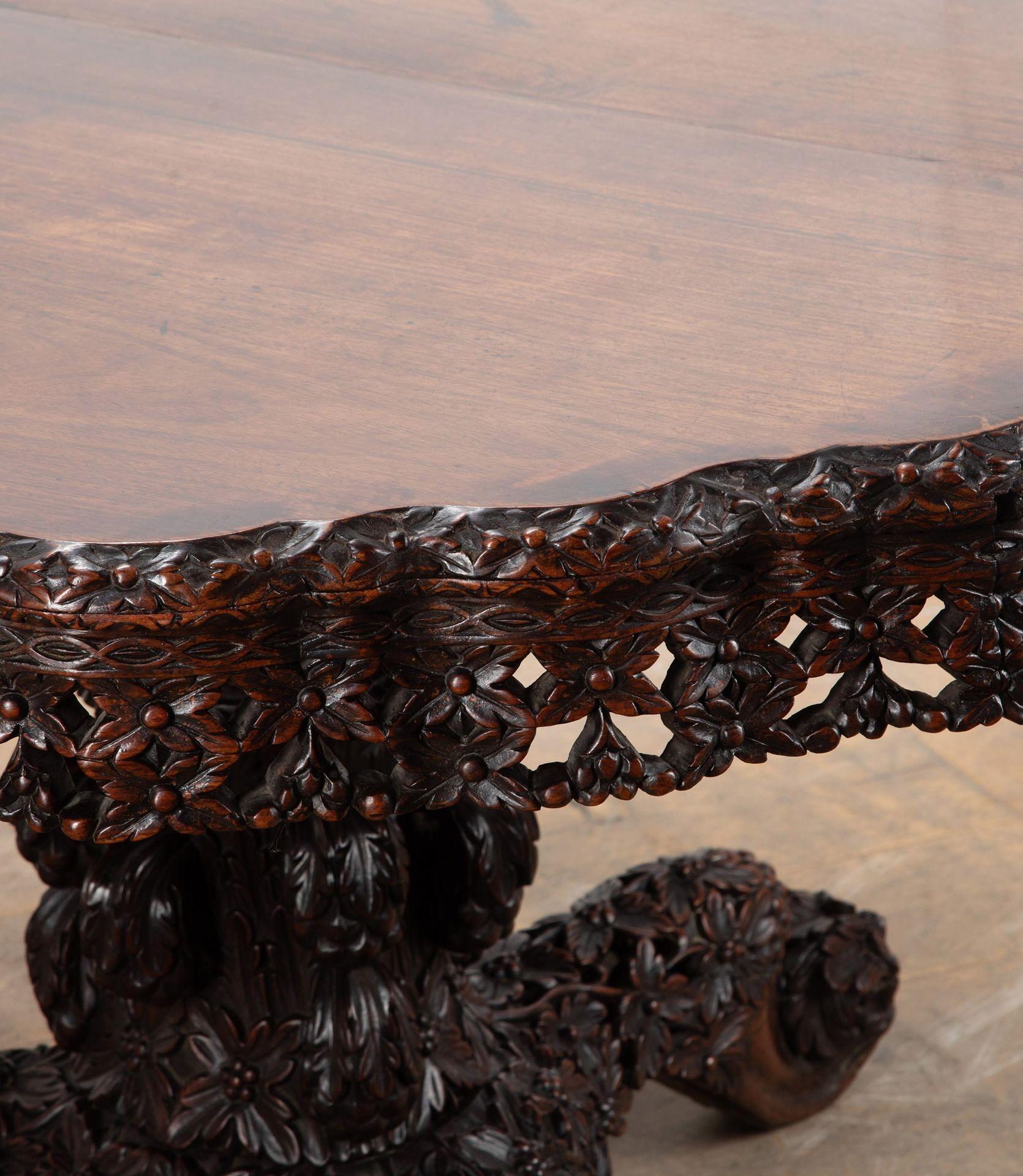 Mesa de centro tallada angloindia del siglo XIX en venta 2