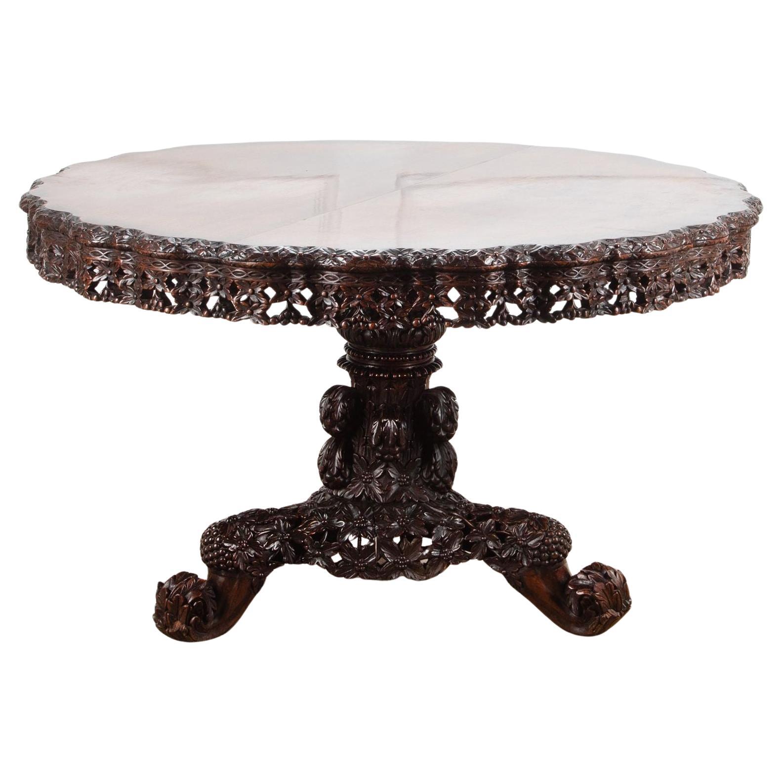 Table centrale anglo-indienne sculptée du 19ème siècle