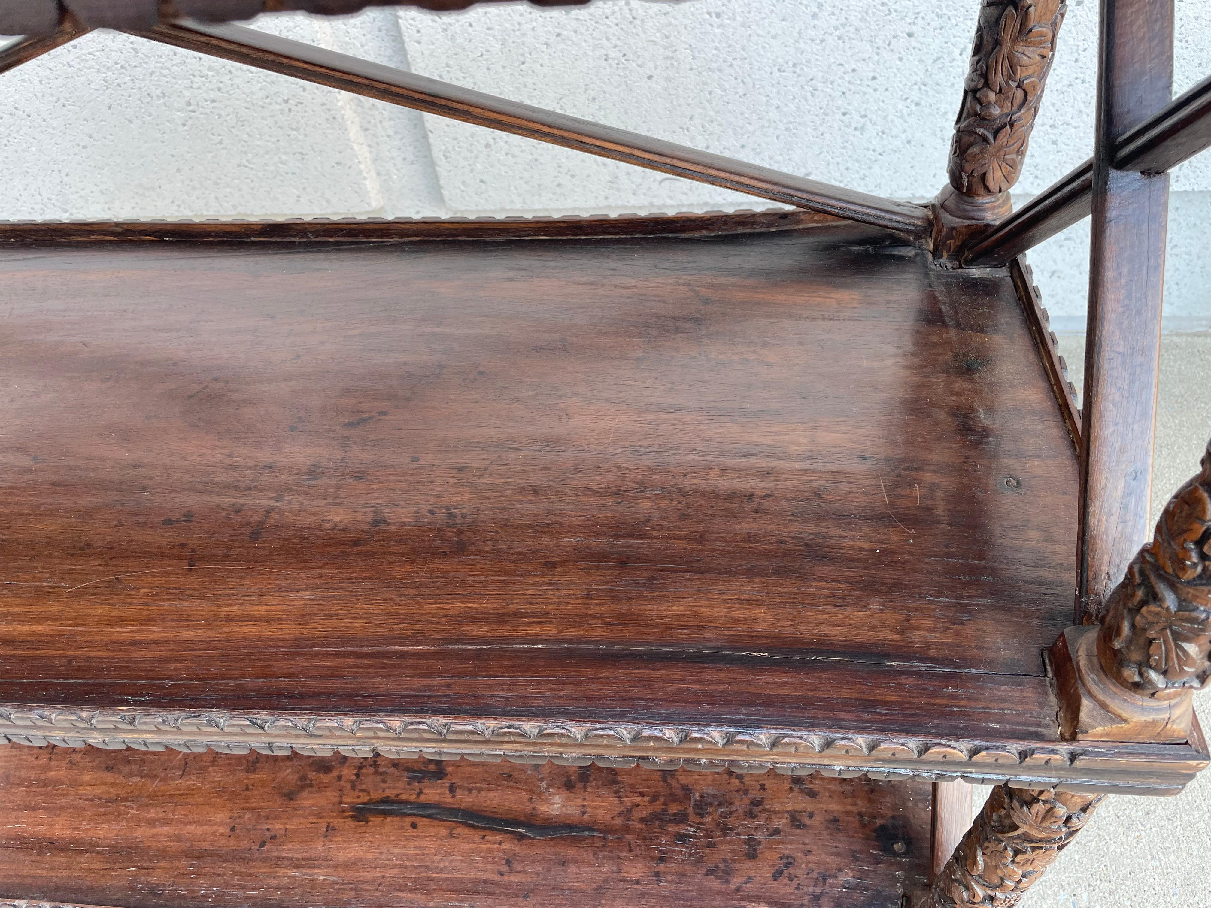 Scaffale a tre livelli in legno duro intagliato anglo-indiano del XIX secolo in vendita 9