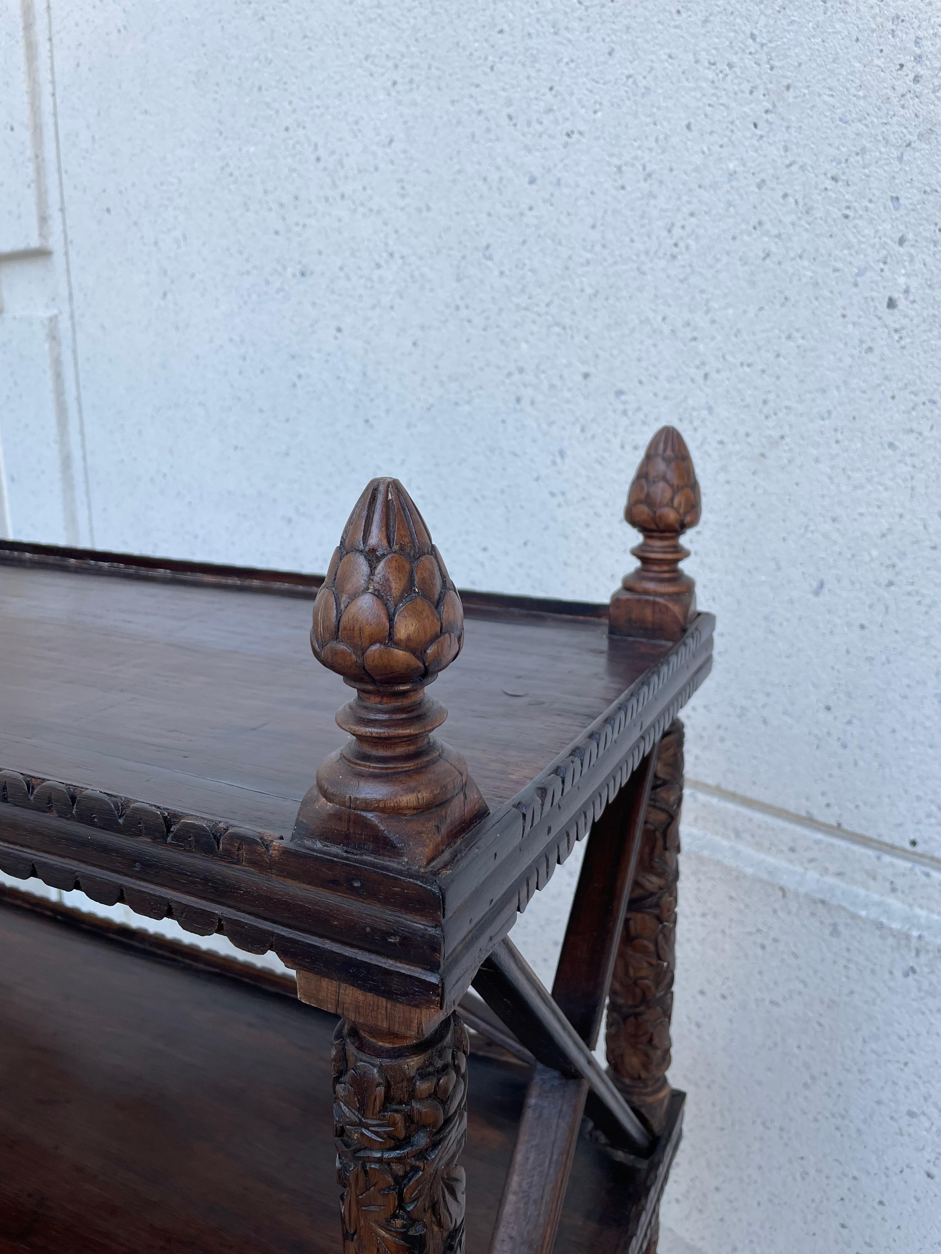Intagliato Scaffale a tre livelli in legno duro intagliato anglo-indiano del XIX secolo in vendita