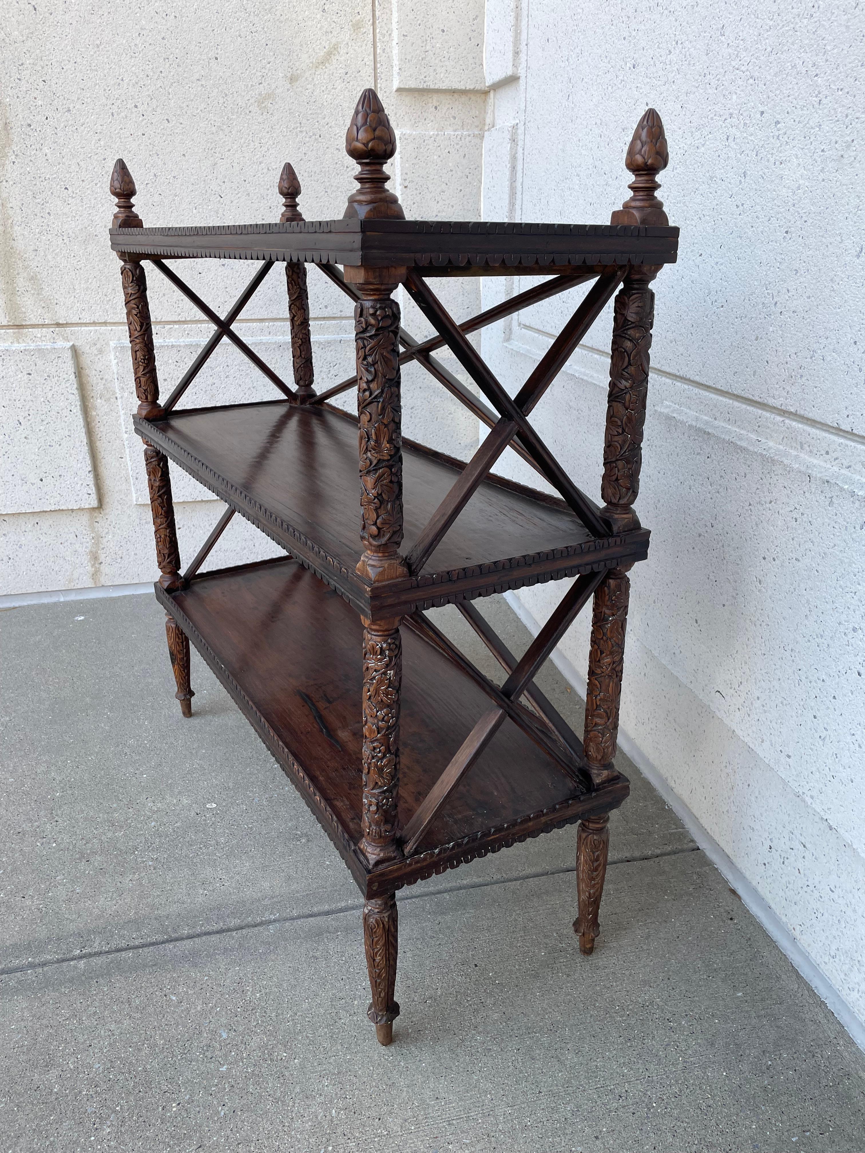 Legno massiccio Scaffale a tre livelli in legno duro intagliato anglo-indiano del XIX secolo in vendita