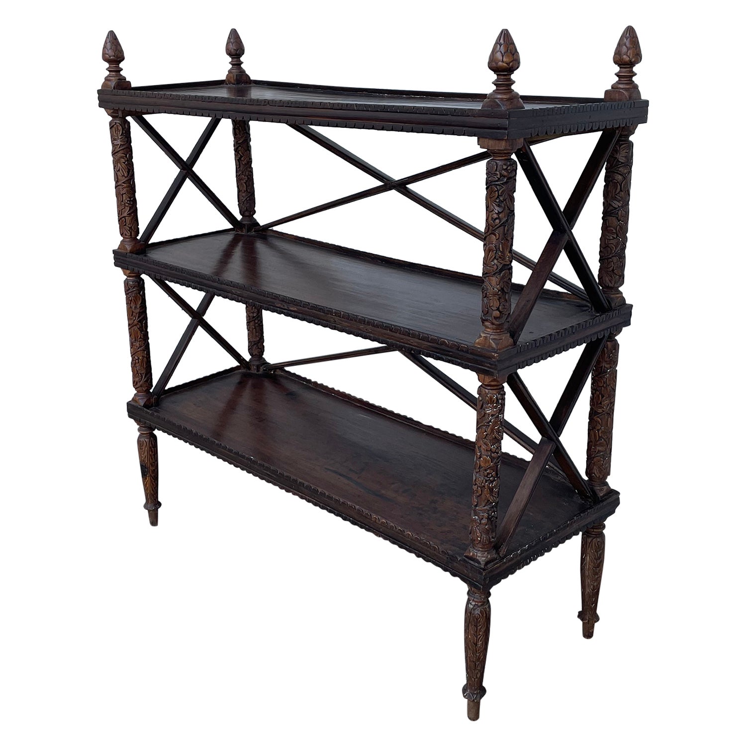 Étagère à trois étages en bois dur sculpté anglo-indien du 19ème siècle en vente