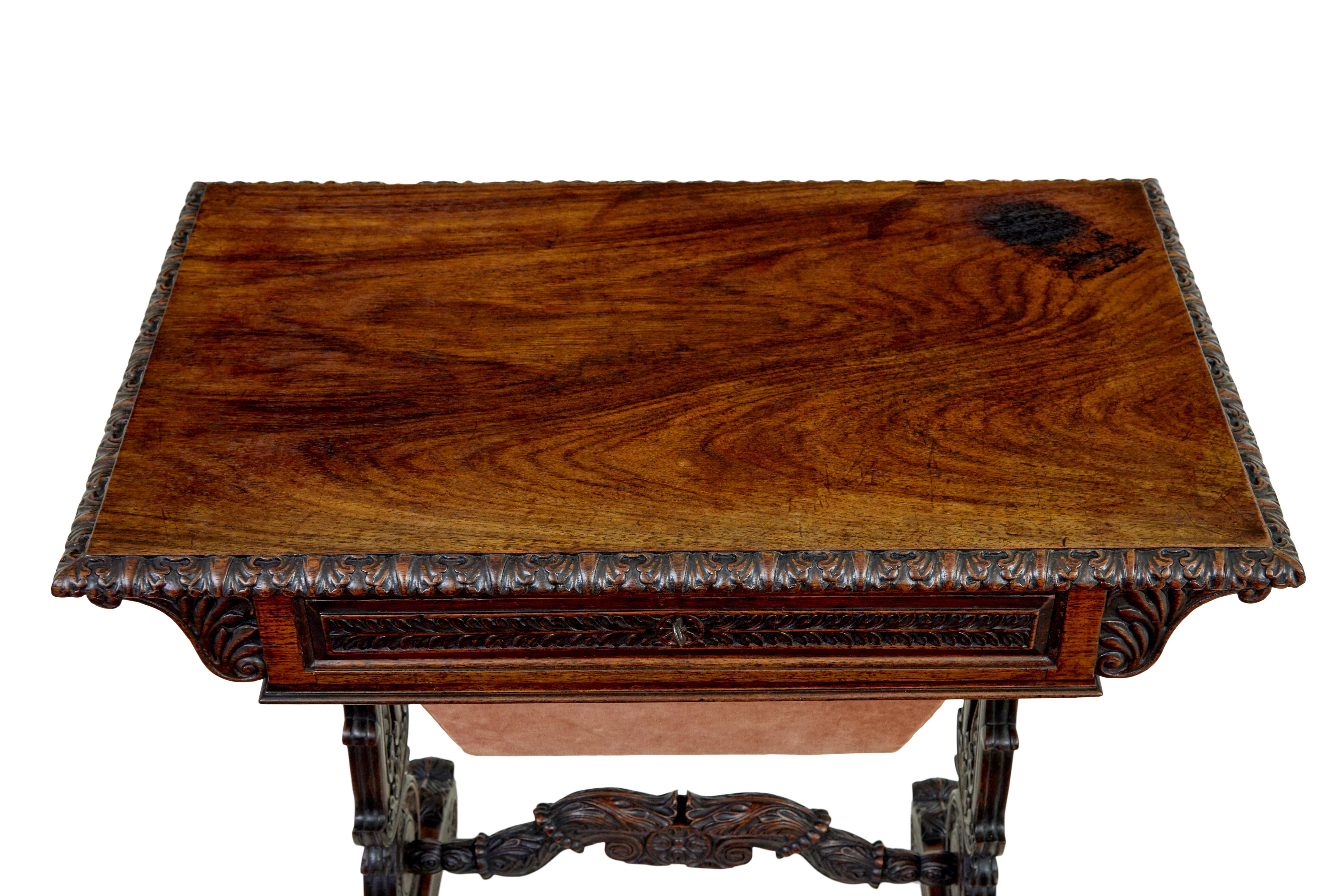 Table d'appoint en padouk sculpté anglo-indien du 19e siècle, vers 1870.

Table de couture anglo-indienne de belle qualité, abondamment sculptée à la main. Pièce sculptée interictuellement en padouk.  Dessus rectangulaire avec bordure sculptée, un