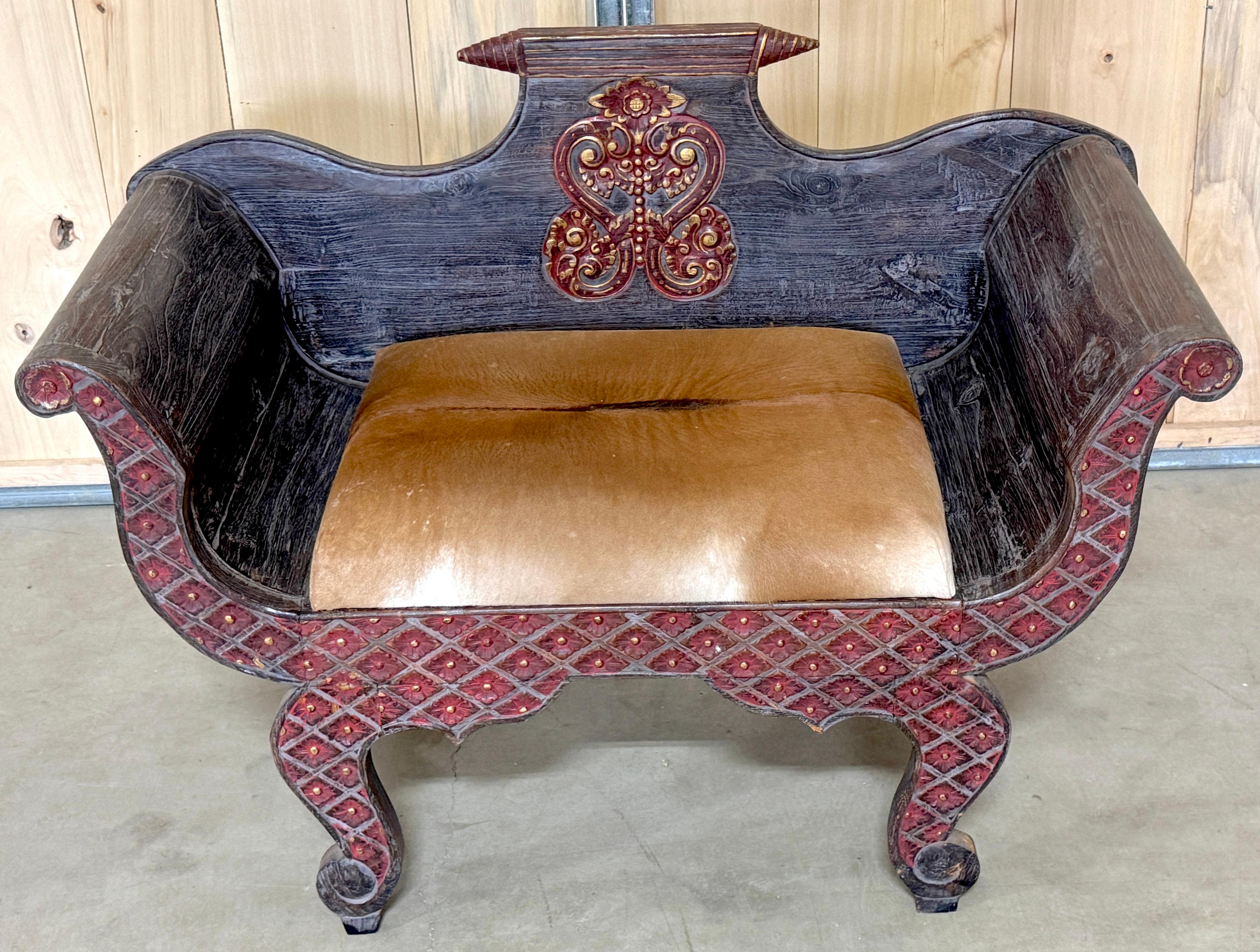 Settee de gondole anglo-indienne sculptée et polychromée du 19ème siècle

Ce canapé gondole anglo-indien sculpté et polychromé du XIXe siècle est un exemple remarquable de l'artisanat de l'époque coloniale, mêlant l'art indien complexe aux