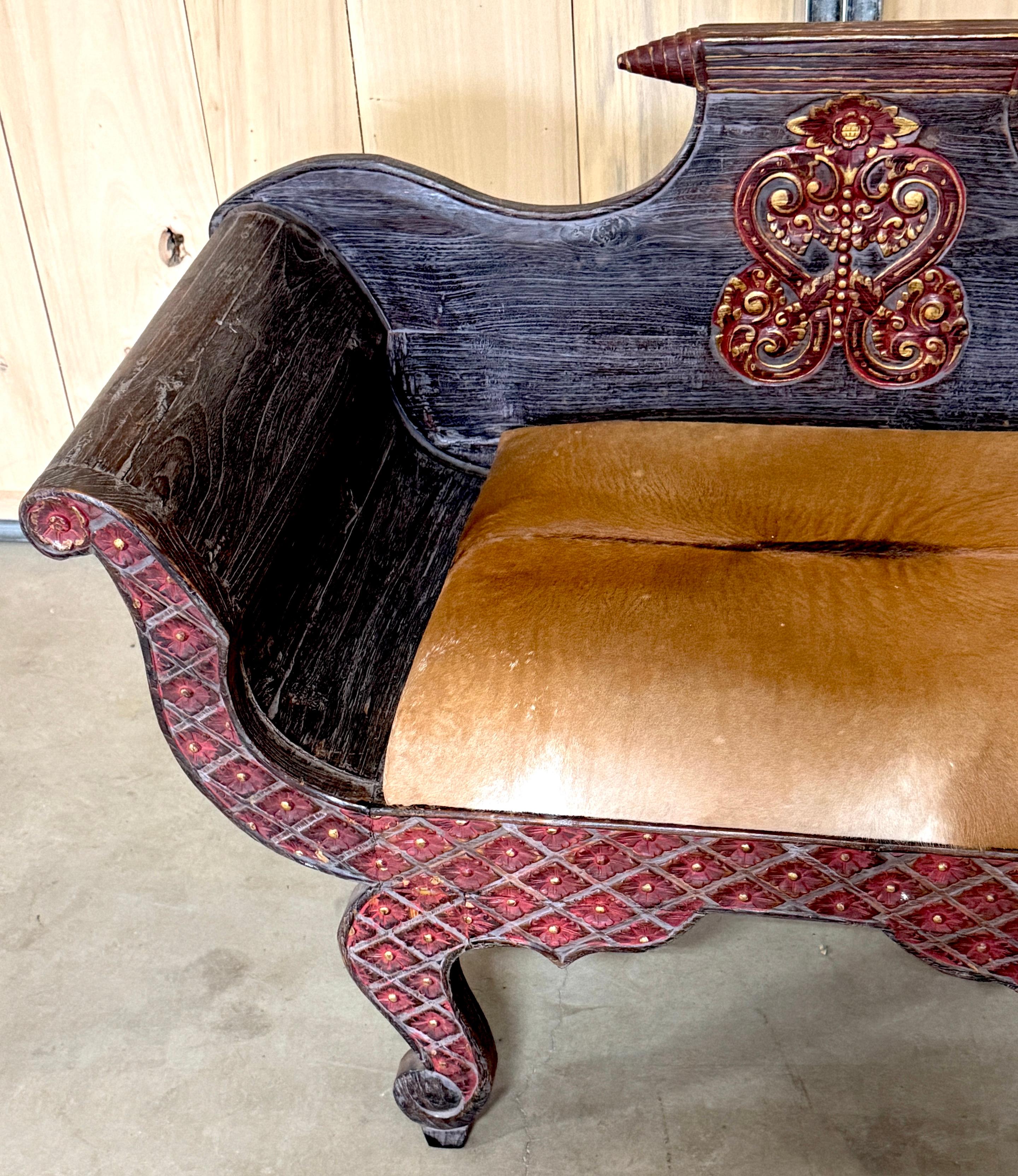 Anglo-indien Settee de gondole anglo-indienne sculptée et polychromée du 19ème siècle en vente
