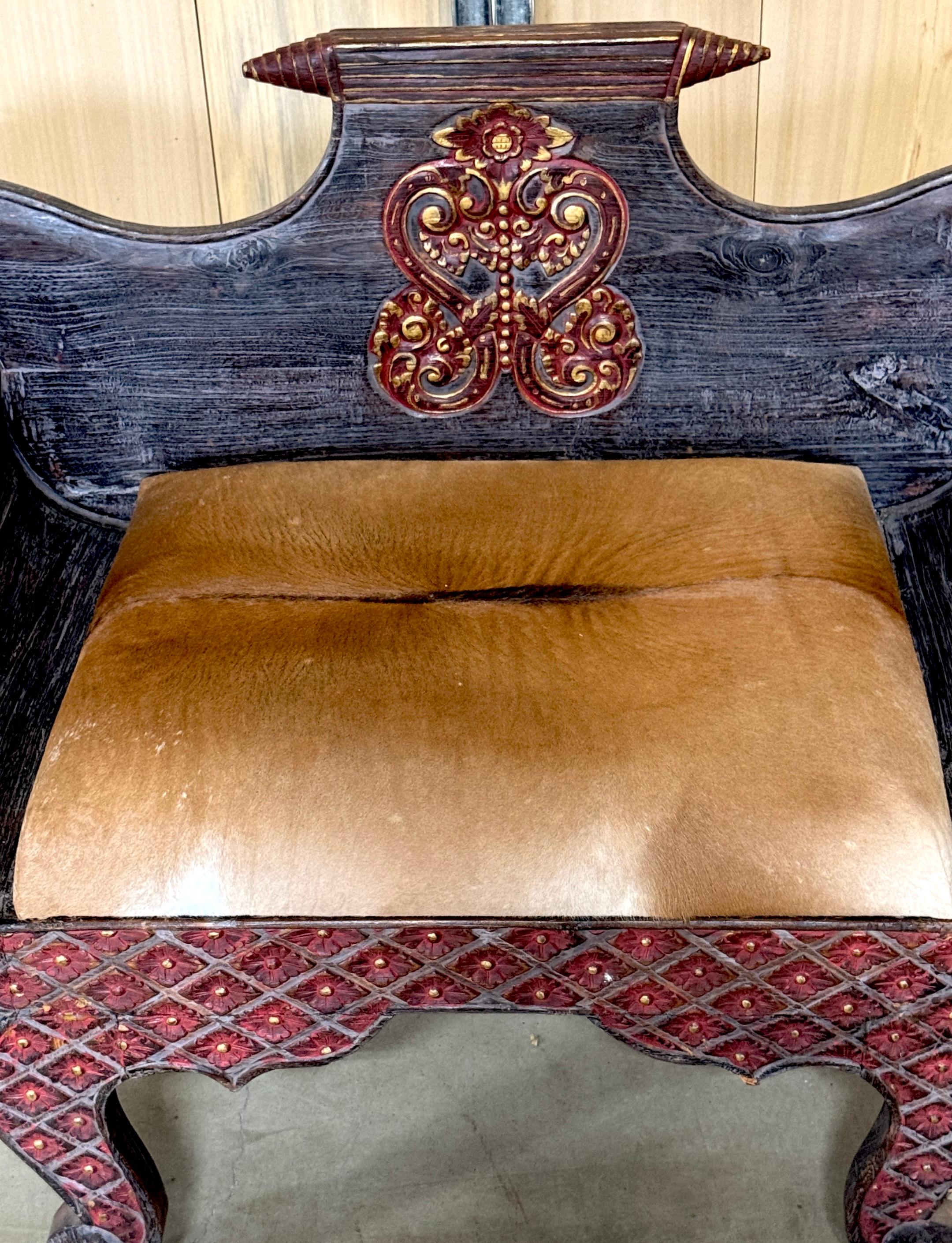 Indien Settee de gondole anglo-indienne sculptée et polychromée du 19ème siècle en vente