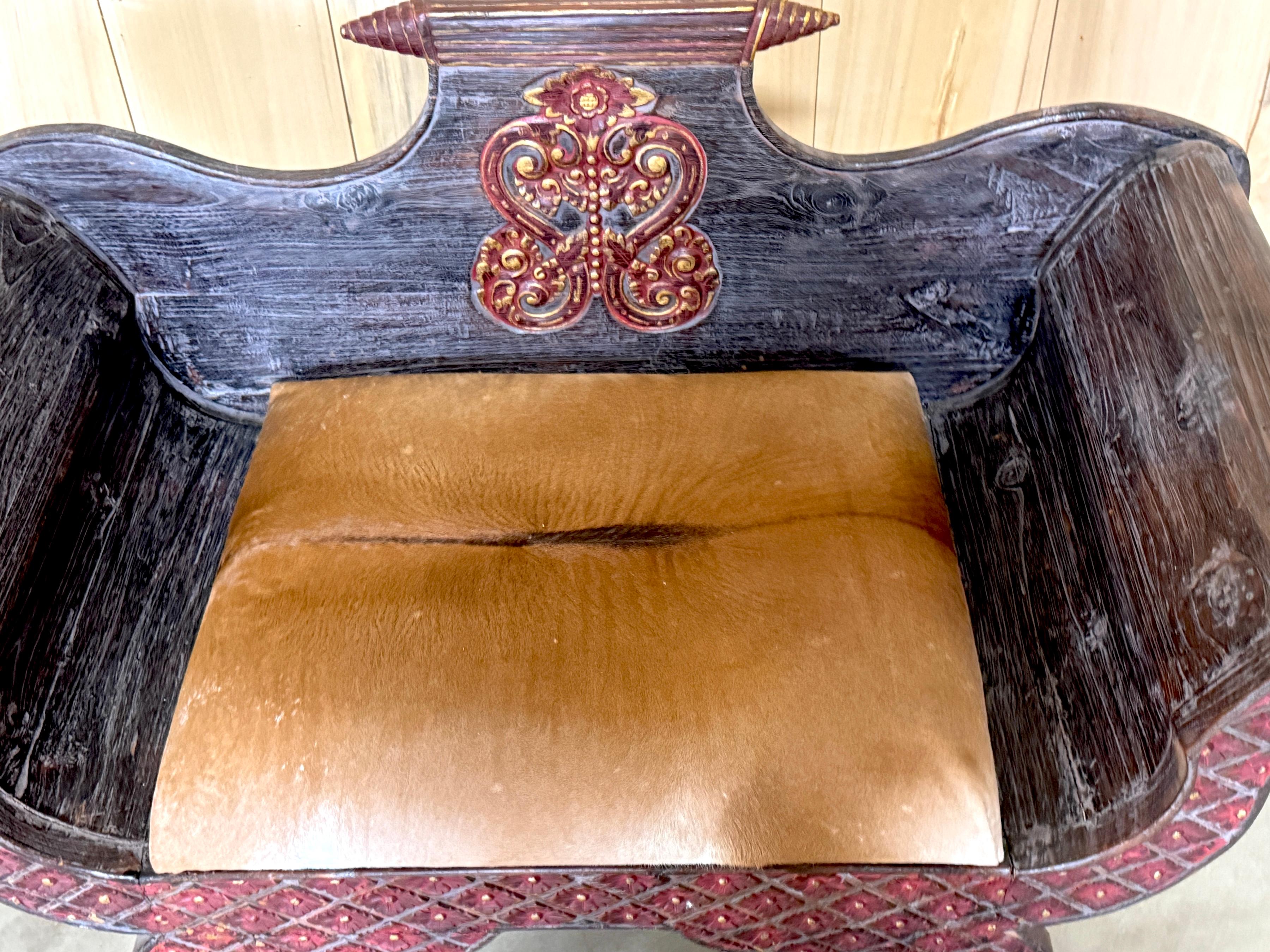 Sculpté à la main Settee de gondole anglo-indienne sculptée et polychromée du 19ème siècle en vente