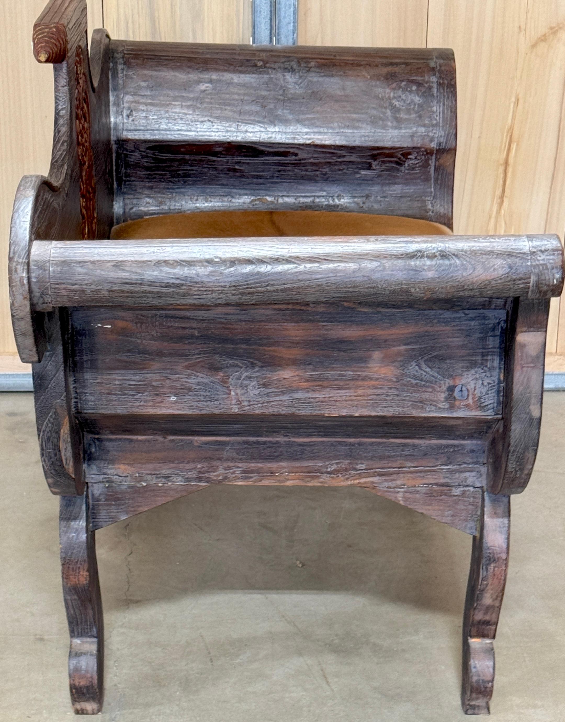 XIXe siècle Settee de gondole anglo-indienne sculptée et polychromée du 19ème siècle en vente