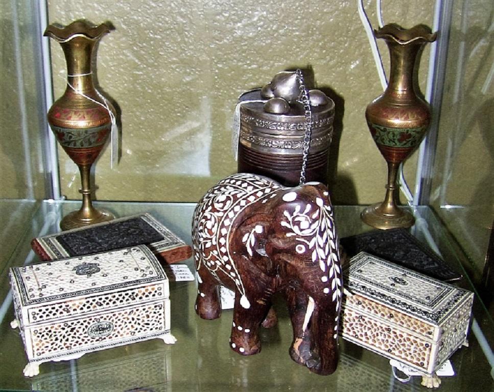 Gorgeous little Anglo-Indian Elephant.

Rosewood inlaid with bone, from circa 1890.

Made in Hoshiarpur, India.

In superb condition, tusks, trunk etc.

Indian Elephants: In general, Asian elephants are smaller than African elephants and