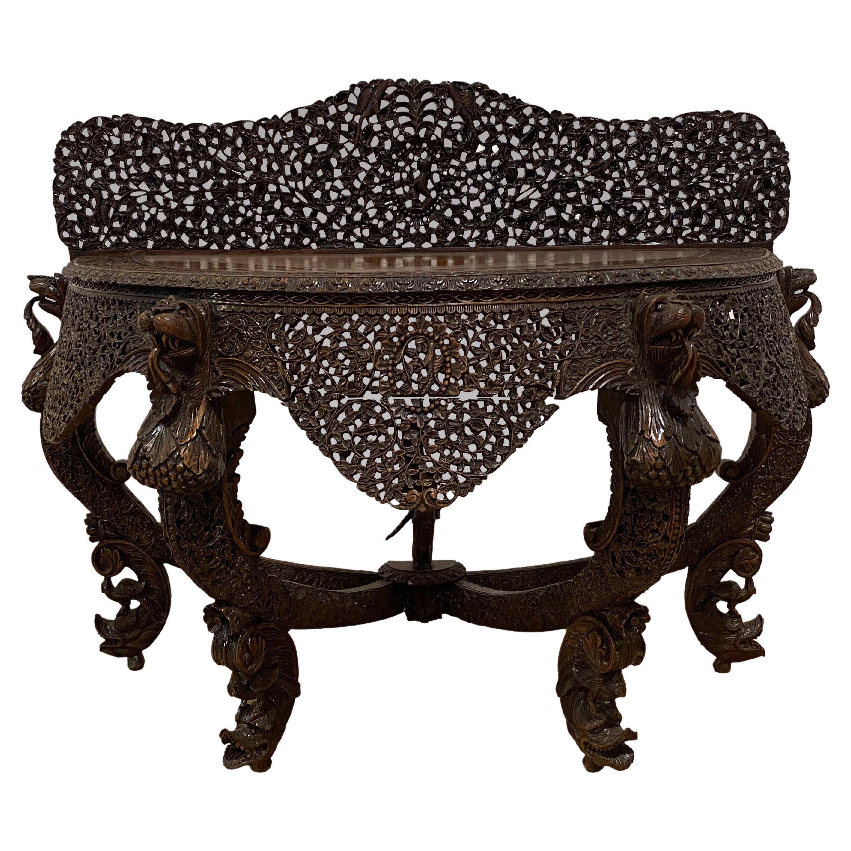 Table console anglo-indienne du 19ème siècle en bois de rose sculpté