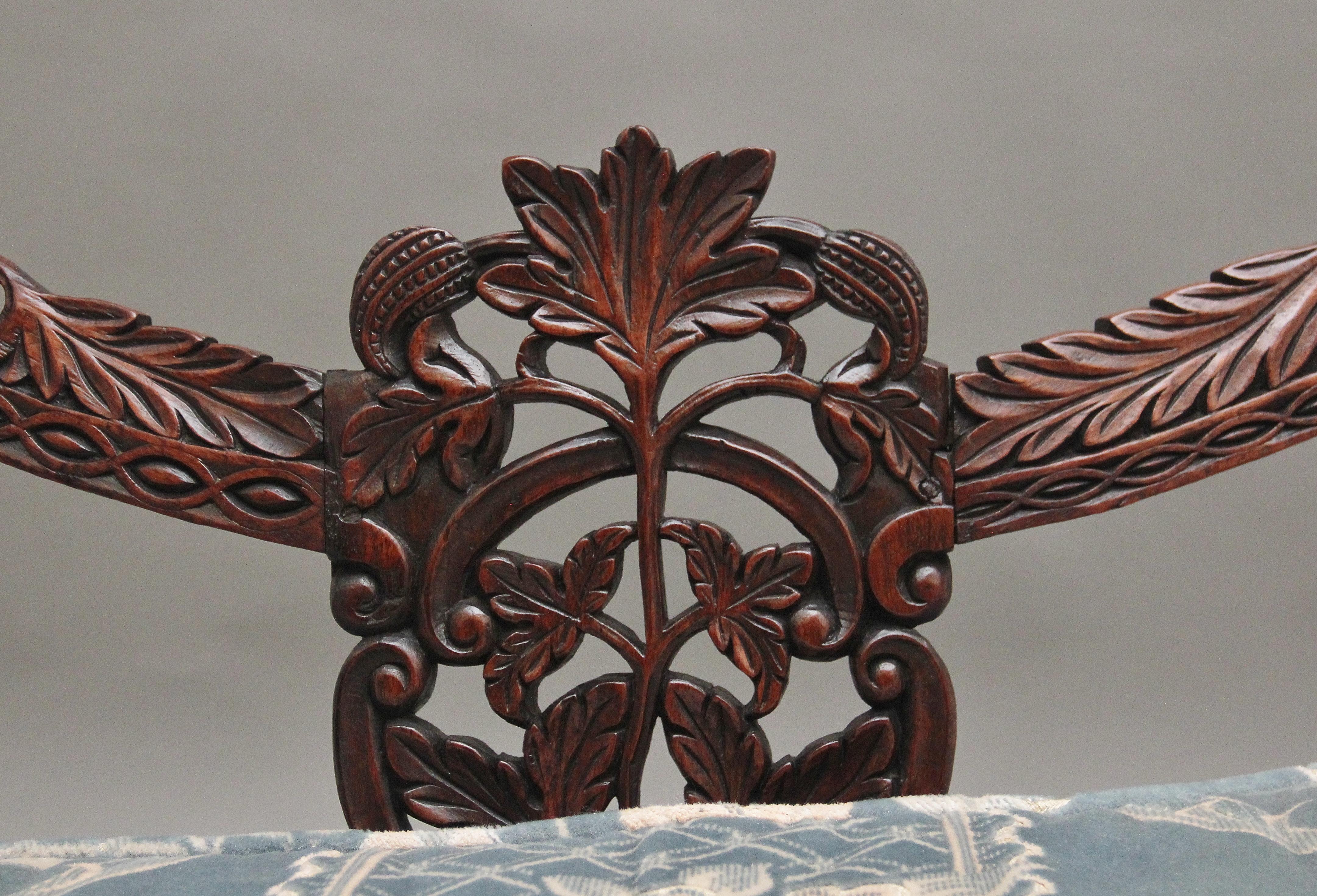 Canapé anglo-indien sculpté du 19ème siècle en vente 1