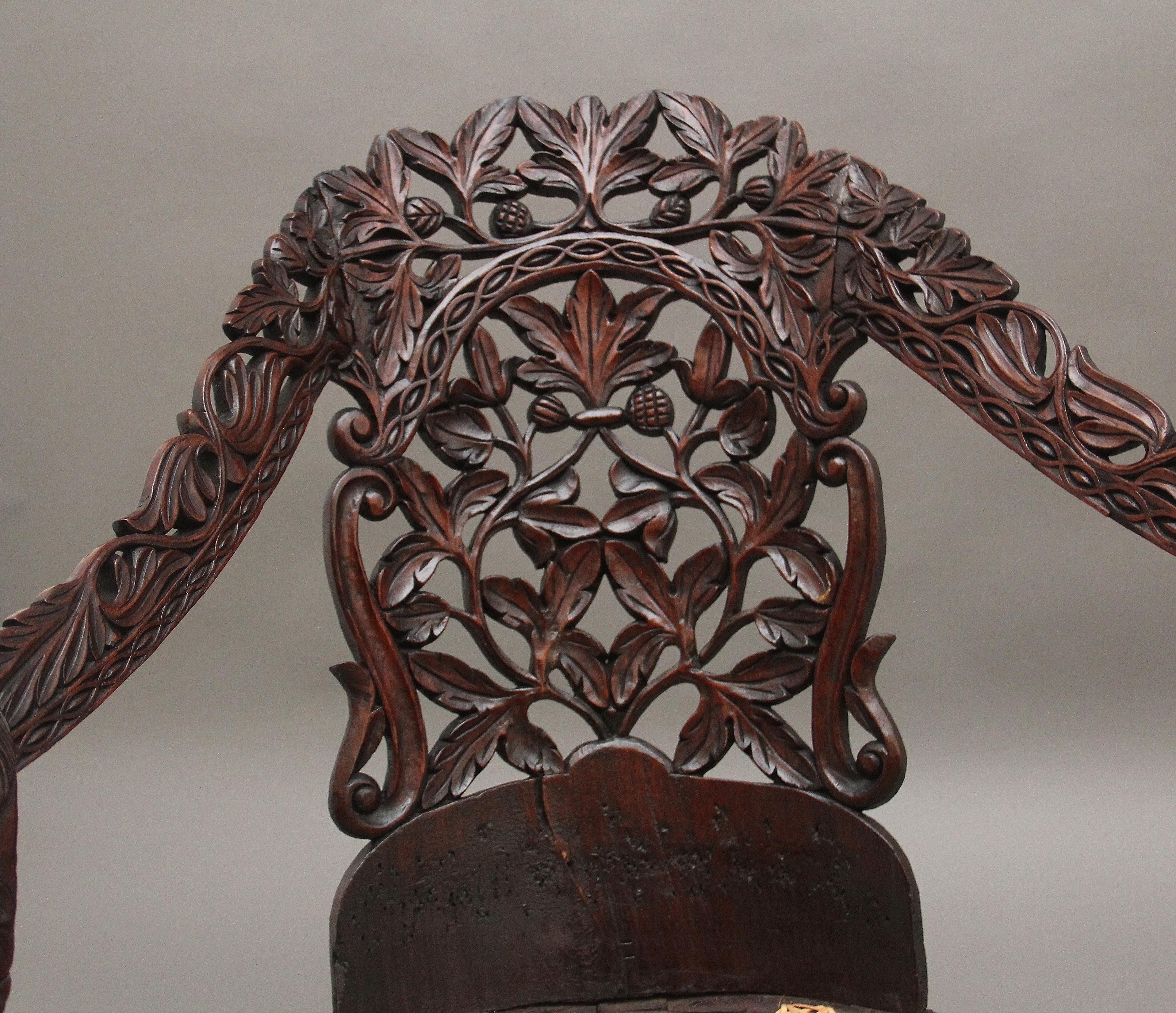 Canapé anglo-indien sculpté du 19ème siècle en vente 2