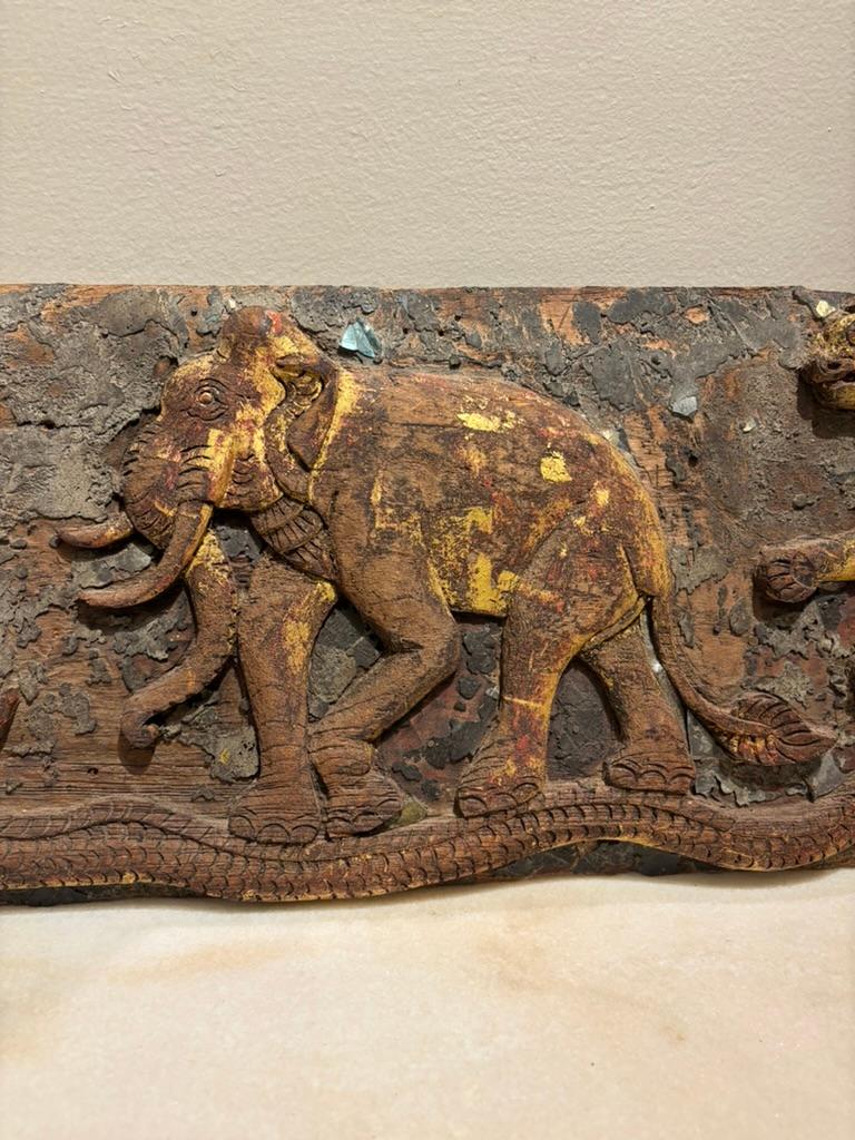 Anglo-indische Schnitzerei eines Elefanten, eines Tigers, einer Schlange und einer Ratte aus dem 19. (19. Jahrhundert) im Angebot