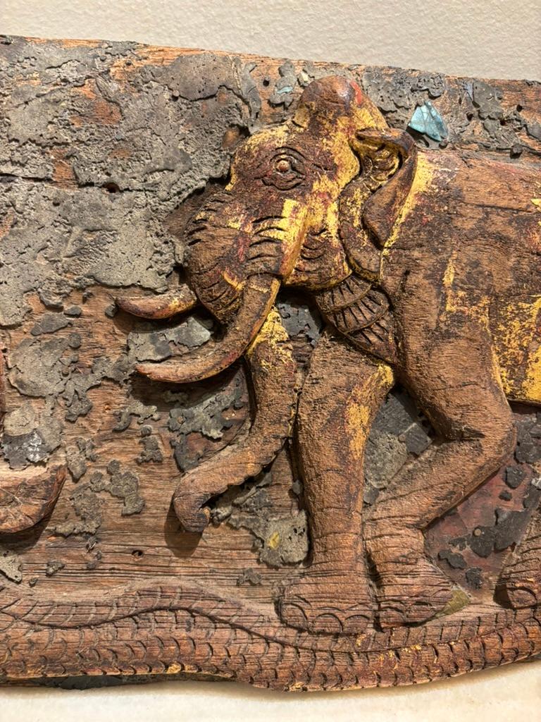 Anglo-indische Schnitzerei eines Elefanten, eines Tigers, einer Schlange und einer Ratte aus dem 19. (Glas) im Angebot