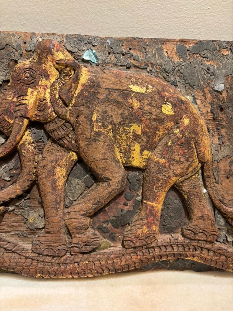 Anglo-indische Schnitzerei eines Elefanten, eines Tigers, einer Schlange und einer Ratte aus dem 19. im Angebot 1