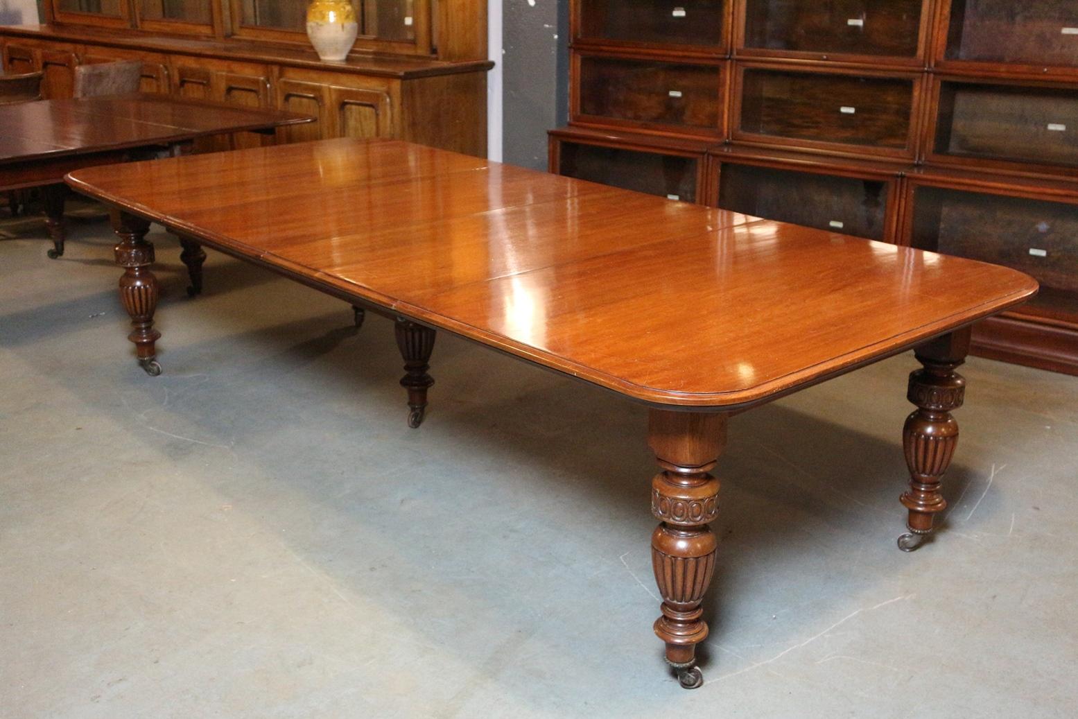 Impressive teak dining room table with 3 extra tops. Table has a fifth leg for extra stability. Table has traces of use on the top, otherwise in very good condition. Qualitatively very beautiful. The table is from colonial England (India) Table has