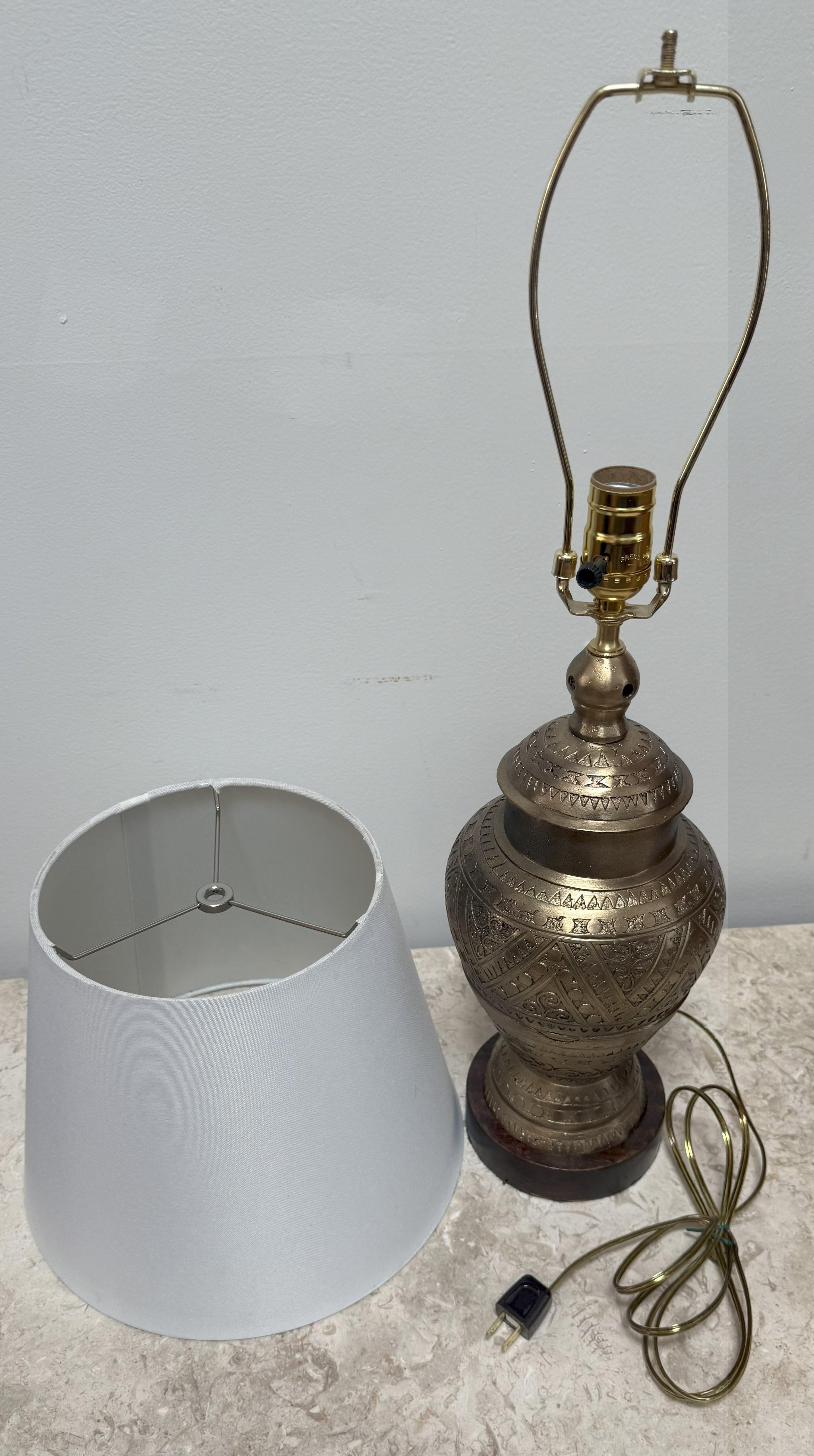 Anglo-indischer gravierter Messingkanister aus dem 19. Jahrhundert, umgebaut zu einer Tischlampe im Angebot 5