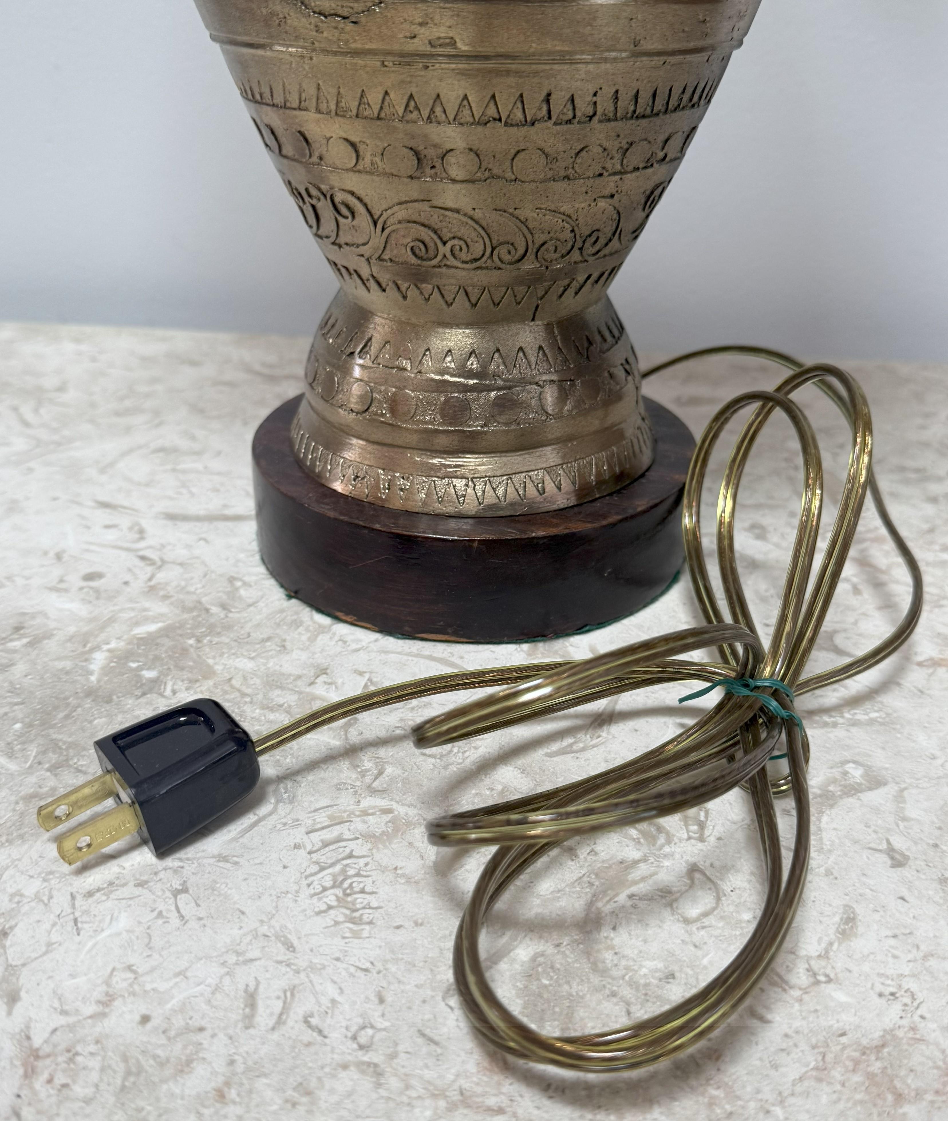 Anglo-indischer gravierter Messingkanister aus dem 19. Jahrhundert, umgebaut zu einer Tischlampe im Angebot 6