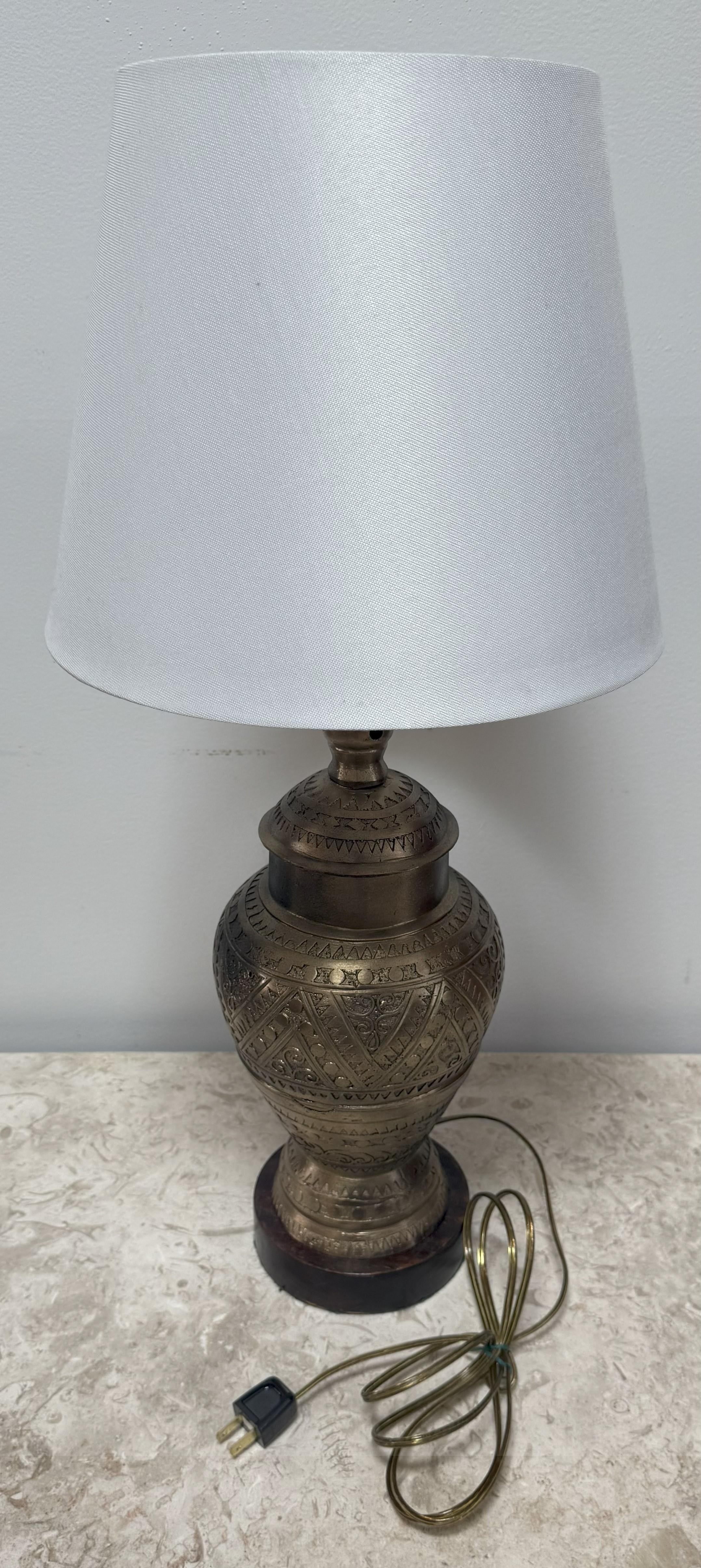 Anglo-indischer gravierter Messingkanister aus dem 19. Jahrhundert, umgebaut zu einer Tischlampe im Angebot 7